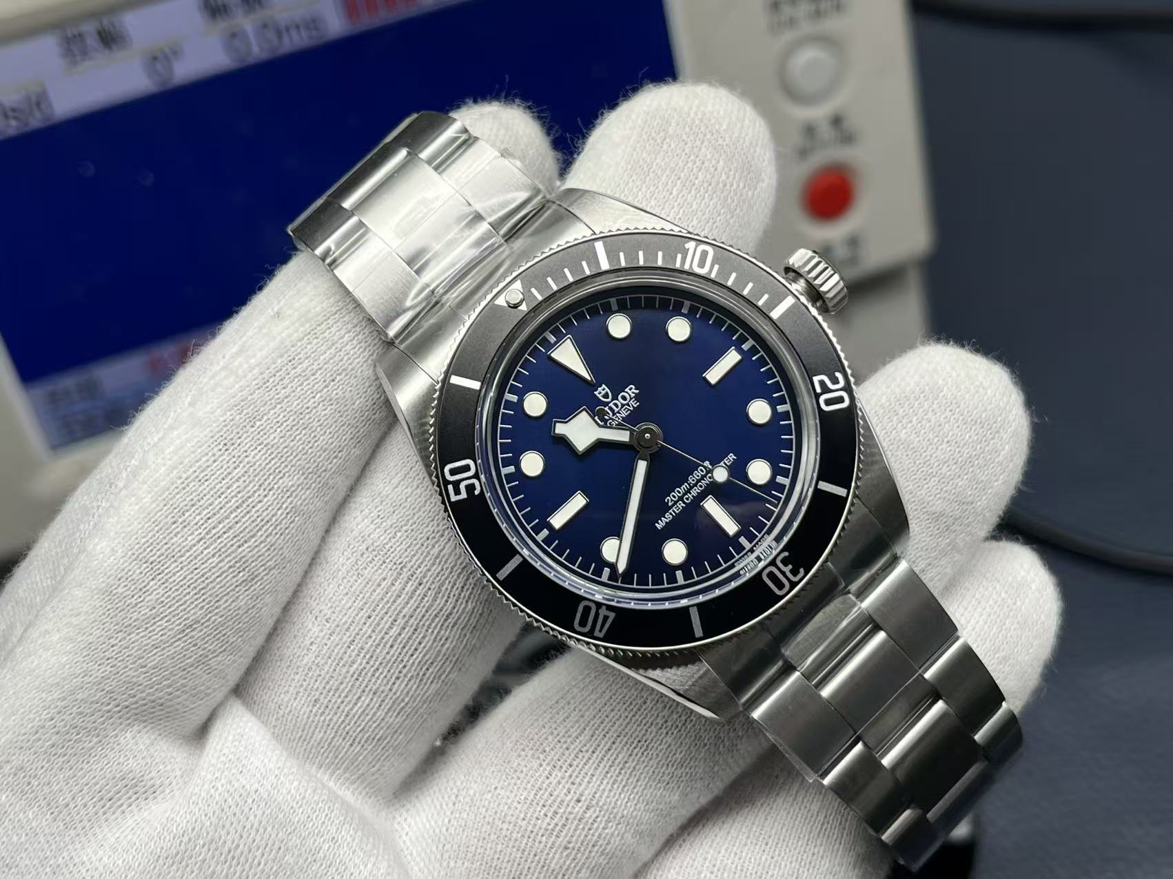 NO:617787,Produced by ZF ~ Tudor Black Bay Series 68 Model M7943: Triple ingenuity, hidden edge between the wrists! The retro frame of the case is both rigid and soft. The 43MM stainless steel case is the core of M7943's aura. The case is refined with two-color technology. The frosted sides and front are anti-fingerprint and enhance the texture. The polished outline of the bevel and bezel adds exquisite edge. The literal canvas of time intertwined with light and shadow.  The dial is the soul of M7943. The 'Tudor Blue' model is laid out with a sun-ray pattern, showing a deep luster when the light flows, while the silver model is simple and elegant. Both designs continue the brand's classic color aesthetics. The arched dial is equipped with three-dimensional metal hour markers, covered with Suer-LumiNova luminous coating, forming a classic echo with the iconic 'snowflake needle'. The strap is a comfortable choice that fits your heart.  The stainless steel three-link strap is made of the same material as the watch case. It has been polished and frosted in two colors. Both sides of the link are smooth and delicate, and the touch is warm and does not irritate the hand. Equipped with Tudor's patented T-fit buckle, it can be finely adjusted within 8 mm without tools, and the five-speed adjustment gear is suitable for the wrist. The hinge design of the strap is flexible, and it will fit naturally with the movement of the wrist when worn. With the brand logo on the buckle, the details highlight the sense of quality.19860909ZF出品~帝舵碧湾系列68型M7943:三重匠心,腕间藏锋! 表壳刚柔并济的复古骨架 43MM的不锈钢表壳是M7943的气场核心,表壳以双色工艺精修,侧边与正面的磨砂处理抗指纹更显质感,斜边与表圈的磨光勾勒则增添精致锋芒. 字面光影交织的时间画布 表盘是M7943的灵魂所在,“帝舵蓝”款以太阳放射纹铺陈,光线流转间尽现深邃光泽,银色款则尽显简约大气,两款设计皆延续品牌经典色彩美学.圆拱形表盘搭配立体金属时标,覆以Suer-LumiNova夜光涂层,与标志性“雪花针”形成经典呼应. 表带贴合随心的舒适之选 不锈钢三链节表带与表壳材质一脉相承,经磨光与磨砂双色处理,链节两侧光滑细腻,触感温润不硌手.搭载帝舵专利T-fit带扣,无需工具即可实现8毫米范围内的精细调校,五档调节档位适配手腕.表带铰链设计灵活,佩戴时随手腕活动自然贴合,搭配表扣处的品牌标识,细节处彰显品质感.,,Watch