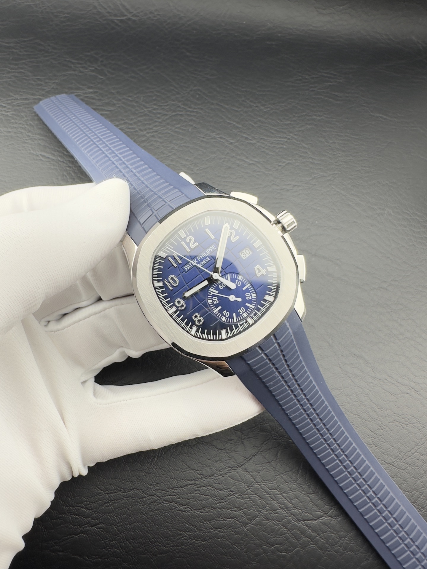 NO:641526,Factory’s pinnacle offering | Patek series, the highest version on the market, is shockingly launched. The size is 42.2×12.5mm with the golden ratio. Four high-quality products are unveiled simultaneously to meet different wrist styles!  G-001 blue dial, classic blue dial, showing elegance. G-green dial, platinum version, case buckle, bright white texture, dazzling luster of rolled fine steel, full of luxury. R-001 rose gold, brown dial, rose gold case with deep brown dial, perfect fusion of retro and nobility. A-001, stainless steel, black dial, orange needle, hot-selling model, pre-order!  The refreshing orange needle lights up the cool black dial. For a limited time, we give back to new and old customers. When you place an order, you will receive a mold-opening and customized orange tape, unlocking more matching possibilities. The factory is ingenious and re-engraved, and the details are authentic. This wave of collection-level wrist products, don’t miss it!  ,,gold19860909Factory 巅峰巨献｜百达系列 市场最高版本震撼登场 尺寸42.2×12.5mm黄金比例,四款臻品同步亮相,满足不同腕间格调！ G-001蓝盘经典蓝调表盘,尽显优雅风范 G-绿盘白金版表壳表扣亮白质感,碾压精钢材质的夺目光泽,奢华感拉满 R-001玫瑰金棕盘玫瑰金表壳搭配深邃棕盘,复古与贵气完美融合 A-001精钢黑盘橙针款爆款预定！醒神橙针点亮酷黑表盘,限时回馈新老客户,下单即赠开模定制橙色胶带,解锁更多搭配可能  Factory匠心复刻,细节之处见真章,这波典藏级腕间臻品,错过再无！,,gold,Watch