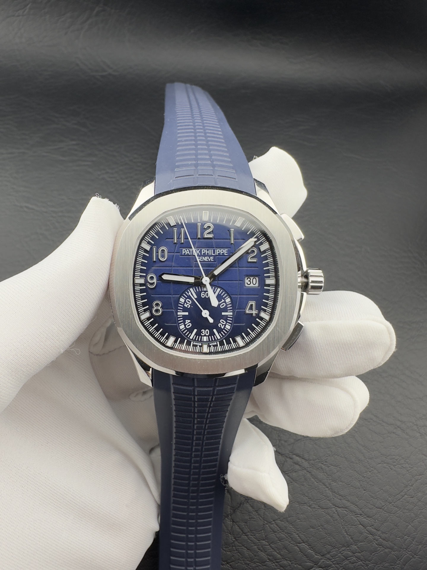 NO:641529,Factory’s pinnacle offering | Patek series, the highest version on the market, is shockingly launched. The size is 42.2×12.5mm with the golden ratio. Four high-quality products are unveiled simultaneously to meet different wrist styles!  G-001 blue dial, classic blue dial, showing elegance. G-green dial, platinum version, case buckle, bright white texture, dazzling luster of rolled fine steel, full of luxury. R-001 rose gold, brown dial, rose gold case with deep brown dial, perfect fusion of retro and nobility. A-001, stainless steel, black dial, orange needle, hot-selling model, pre-order!  The refreshing orange needle lights up the cool black dial. We give back to new and old customers for a limited time. When you place an order, you will receive a mold-opening and custom-made orange tape, unlocking more matching possibilities. Factory's ingenuity is reproduced, and the details are authentic. This wave of collection-level wrist products, don't miss it anymore,,gold19860909Factory 巅峰巨献｜百达系列 市场最高版本震撼登场 尺寸42.2×12.5mm黄金比例,四款臻品同步亮相,满足不同腕间格调！ G-001蓝盘经典蓝调表盘,尽显优雅风范 G-绿盘白金版表壳表扣亮白质感,碾压精钢材质的夺目光泽,奢华感拉满 R-001玫瑰金棕盘玫瑰金表壳搭配深邃棕盘,复古与贵气完美融合 A-001精钢黑盘橙针款爆款预定！醒神橙针点亮酷黑表盘,限时回馈新老客户,下单即赠开模定制橙色胶带,解锁更多搭配可能  Factory匠心复刻,细节之处见真章,这波典藏级腕间臻品,错过再无,,gold,Watch
