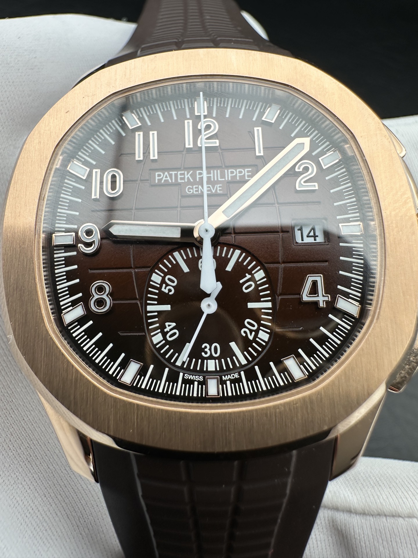 NO:641496,Factory’s pinnacle offering | Patek series, the highest version on the market, is shockingly launched. The size is 42.2×12.5mm with the golden ratio. Four high-quality products are unveiled simultaneously to meet different wrist styles!  G-001 blue dial, classic blue dial, showing elegance. G-green dial, platinum version, case buckle, bright white texture, dazzling luster of rolled fine steel, full of luxury. R-001 rose gold, brown dial, rose gold case with deep brown dial, perfect fusion of retro and nobility. A-001, stainless steel, black dial, orange needle, hot-selling model, pre-order!  The refreshing orange needle lights up the cool black dial. For a limited time, we give back to new and old customers. When you place an order, you will receive a mold-opening and customized orange tape, unlocking more matching possibilities. The factory is ingenious and re-engraved, and the details are authentic. This wave of collection-level wrist products, don’t miss it!  ,,gold19860909Factory 巅峰巨献｜百达系列 市场最高版本震撼登场 尺寸42.2×12.5mm黄金比例,四款臻品同步亮相,满足不同腕间格调！ G-001蓝盘经典蓝调表盘,尽显优雅风范 G-绿盘白金版表壳表扣亮白质感,碾压精钢材质的夺目光泽,奢华感拉满 R-001玫瑰金棕盘玫瑰金表壳搭配深邃棕盘,复古与贵气完美融合 A-001精钢黑盘橙针款爆款预定！醒神橙针点亮酷黑表盘,限时回馈新老客户,下单即赠开模定制橙色胶带,解锁更多搭配可能  Factory匠心复刻,细节之处见真章,这波典藏级腕间臻品,错过再无！,,gold,Watch