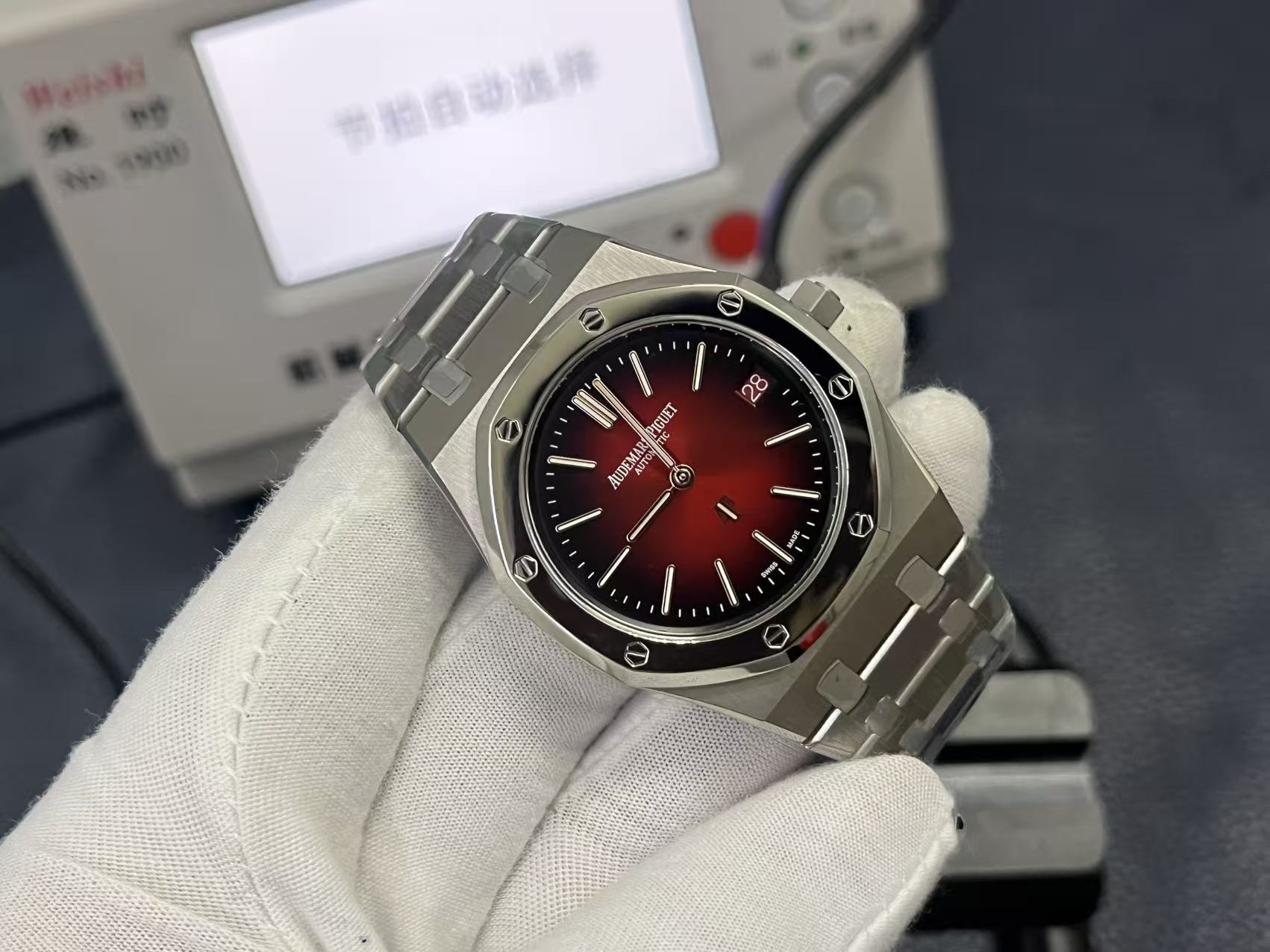 NO:670368,ZF new product—A Royal Oak series 39MM 16202XT “JUMBO” ultra-thin watch  The new smoked burgundy surface [titanium case] is made of grade 5 titanium that is consistent with the original product. The surface has been finely brushed and polished. It is paired with a BMG bezel with extremely excellent wear resistance and corrosion resistance. After manual polishing, it forms a unique luster.  Shadow effect. Titanium metal has low density and light weight, so you can hardly feel the weight when wearing it. [Smoky wine red surface] restores the authentic dial texture one to one, and the radial pattern decoration shows a charming gradient effect as the light changes, like a glass of mellow red wine, which is deep and charming.  Rose gold fluorescent three-dimensional time scales and hands add a touch of luxury to the dial. The date window at 3 o'clock is designed with white letters on a red background, which complements the overall color scheme and is clear and eye-catching. [New generation movement] ZF's new ultra-thin Caliber712  1 movement, thickness 3.2MM, with hand-polished finish, frequency of 4 Hz (vibration 28,800 times per hour), and a power reserve of more than 48 hours. The unique feature of the date dial is the flat energy-saving mechanism with a new quick adjustment function.  Produced by ZF - Let your dream come true 16202!  ,19860909ZF新品—A皇家橡树系列39MM的16202XT “JUMBO”超薄腕表 全新烟熏酒红面【钛金属壳套】采用与正品一致的5级钛金属打造,表面经过细腻的拉丝与抛光处理,搭配具有极其出色的耐磨损和抗腐蚀性的BMG表圈,经过手工润饰后,形成独特的光影效果.而钛金属密度小,重量轻,佩戴时几乎感受不到重量.【烟熏酒红面】一比一还原正品的表盘纹理,放射纹装饰随着光线变化呈现出迷人的渐变效果,如一杯醇厚的红酒,深邃迷人.玫瑰金荧光立体时标和指针,为表盘增添了一抹奢华气息,3时位置的日期神窗采用红底白字设计,与整体配色相得益彰,清晰醒目.【新一代机芯】ZF全新的超薄Calibre7121机芯,厚度3.2MM,采用手工打磨饰面,频率为4赫兹（每小时振动28800次）,拥有48小时以上的动力储存.日期盘的独特之处在于具备新式快速调校功能的扁平式节能机制. ZF出品—让您圆梦16202！,,Watch