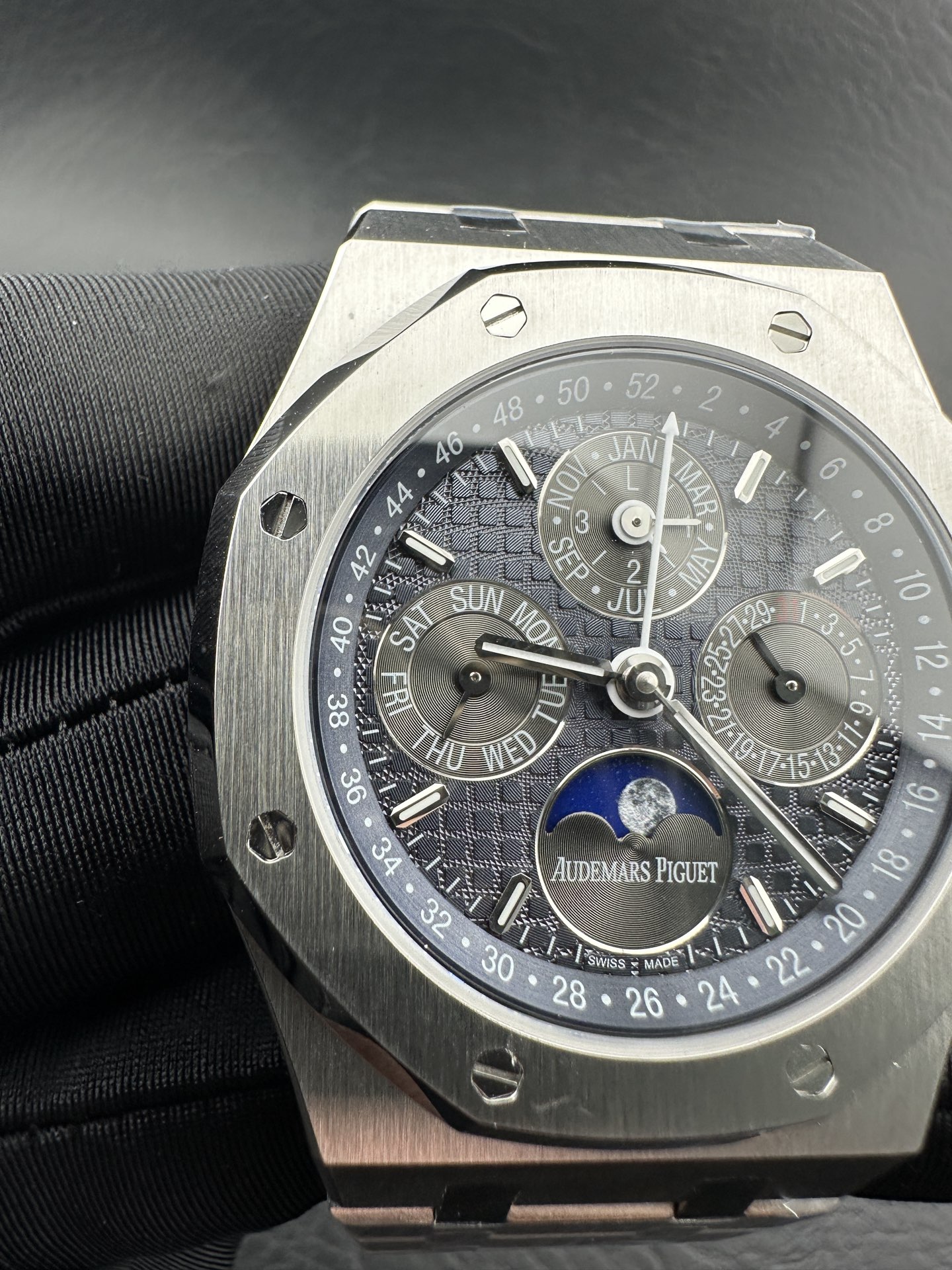 NO:689751,BBS Audemars Piguet Royal Oak series, complex function perpetual calendar watch. Model 26574ST.OO.1220ST.01 is the only one in the industry that realizes the original function. The noble watch Audemars Piguet Royal Oak series perpetual calendar watch, with its noble and elegant blue plate and cool stainless steel case, perfectly embodies Audemars Piguet's aesthetic design and extremely high technology of complex functions. The case is made of 316L stainless steel with a diameter of 41 mm.  Thickness 11.4mm. Blue dial engraved with 'Grande Tapisserie' large plaid decoration, blue dial, three-dimensional time scale, faceted hands covered with luminous coating. Three sub-dials showing calendar function and moon phase display panel are symmetrically distributed on the dial, showing hours, minutes, day of the week, date, weekly calendar, month, moon phase and leap year information in an orderly manner. It is truly the only version. Sapphire anti-glare treatment makes the overall watch more transparent and bright.  Equipped with a one-to-one modified and customized restored Caliber 5134 automatic movement. It can be called a graduate product. The number of this watch is Ref. 26574ST.OO.1220ST.01,,audemars19860909BBS 爱彼 皇家橡树系列 ,复杂功能万年历腕表.型号26574ST.OO.1220ST.01 业内唯一实现原版功能. 贵族钟表 爱彼皇家橡树系列万年历腕表,高贵优雅的蓝盘配上冷艳精钢表壳,完美体现爱彼美学设计及复杂功能的极高技术. 表壳采用316L精钢,直径41毫米. 厚度11.4mm.蓝色表盘镌刻“Grande Tapisserie”大格纹装饰,蓝色表盘,立体时标、刻面指针覆盖夜光涂层.三个显示日历功能的副表盘以及月相显示盘对称分布于表盘之上,井然有序地显示出小时、分钟、星期、日期、周历、月份、月相和闰年信息.真正唯一对版.蓝宝石防眩光处理让整体手表更加通透明亮. 搭载一比一改装定制还原Calibre 5134自动上链机芯.堪称毕业的产品. 这枚腕表的编号是Ref. 26574ST.OO.1220ST.01,,audemars,Watch