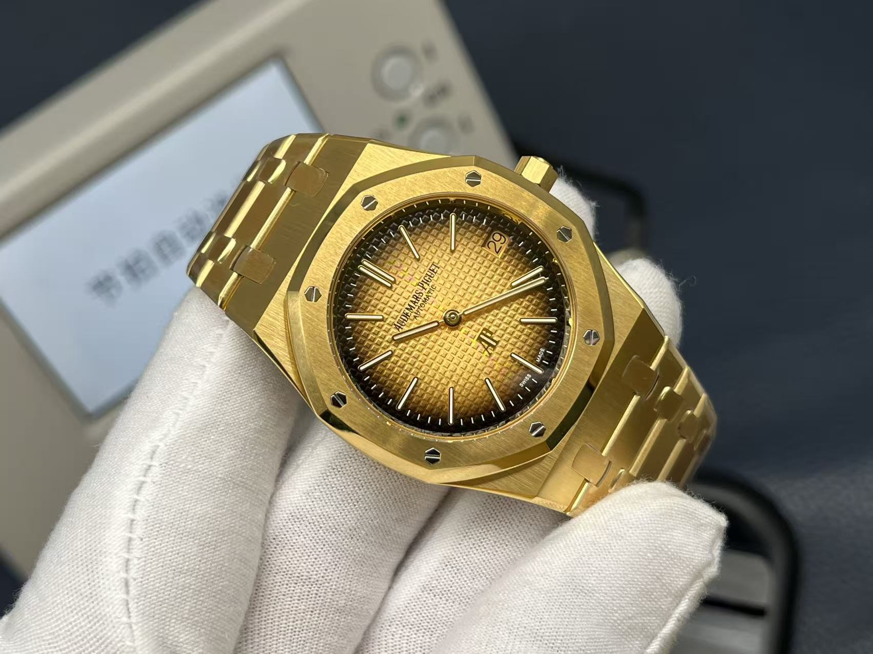 NO:726042,ZF new product—A Royal Oak series 39MM 16202BA “JUMBO” ultra-thin watch  Brand new gilt salted egg yolk [case cover] 39mm gold case inherits the iconic octagonal outline, with exposed hexagonal screws engraved with timeless classics. The 8.1mm ultra-thin thickness breaks through the shackles of gold watch wearing, and has a snug fit on the wrist. The entire watch is alternately polished with gold-colored brushing and polishing processes. From the case to the one-piece bracelet, every inch  The texture hides the ingenuity of Swiss high-end watchmaking, and the A-shaped folding clasp shows a sense of elegance and ceremony between the light buckles. [Gold-plated surface] The dial is the soul of 16202BA, with a unique smoky gold gradient, from the center to the edge of the gilt to a deep ink color, just like the melting gold of the setting sun falling into the twilight, 'etite  'Taisserie' small plaid decoration hides texture layers, gold fluorescent three-dimensional time scales and Royal Oak hands are staggered, classic A logo at 6 o'clock, calendar window at 3 o'clock, simple layout but full of ingenious details, luminous blessing, the beauty of day and night is not absent. [New generation movement] ZF brand new  The ultra-thin Caliber7121 movement, with a thickness of 3.2MM, uses hand-polished finishes, has a frequency of 4 Hz (28,800 vibrations per hour), and has a power reserve of more than 48 hours. The unique feature of the date dial is the flat energy-saving mechanism with a new quick adjustment function.  Produced by ZF - Let your dream come true 16202!  ,,gold19860909ZF新品—A皇家橡树系列39MM的16202BA “JUMBO”超薄腕表 全新鎏金咸蛋黄【壳套】39mm黄金表壳承袭标志性八角形轮廓,外露六角螺钉镌刻时光经典,8.1mm超薄厚度突破金表佩戴桎梏,贴腕贴合的质感,整表黄金色拉丝与抛光工艺交错打磨,从表壳到一体成型表链,每一寸肌理都藏着瑞士高级制表的匠心,A字样折叠表扣,轻扣间尽显优雅仪式感.【鎏金面】表盘是16202BA的灵魂所在,独树一帜的烟熏黄金色渐变,从中心鎏金向边缘晕染成深邃墨色,宛如落日熔金坠入暮色,「etite Taisserie」小格纹装饰暗藏肌理层次,黄金荧光立体时标与皇家橡树指针错落排布,6点位经典A标识、3点位日历视窗,简约布局却藏满细节巧思,夜光加持,昼与夜的美皆不缺席.【新一代机芯】ZF全新的超薄Calibre7121机芯,厚度3.2MM,采用手工打磨饰面,频率为4赫兹（每小时振动28800次）,拥有48小时以上的动力储存.日期盘的独特之处在于具备新式快速调校功能的扁平式节能机制. ZF出品—让您圆梦16202！,,gold,Watch