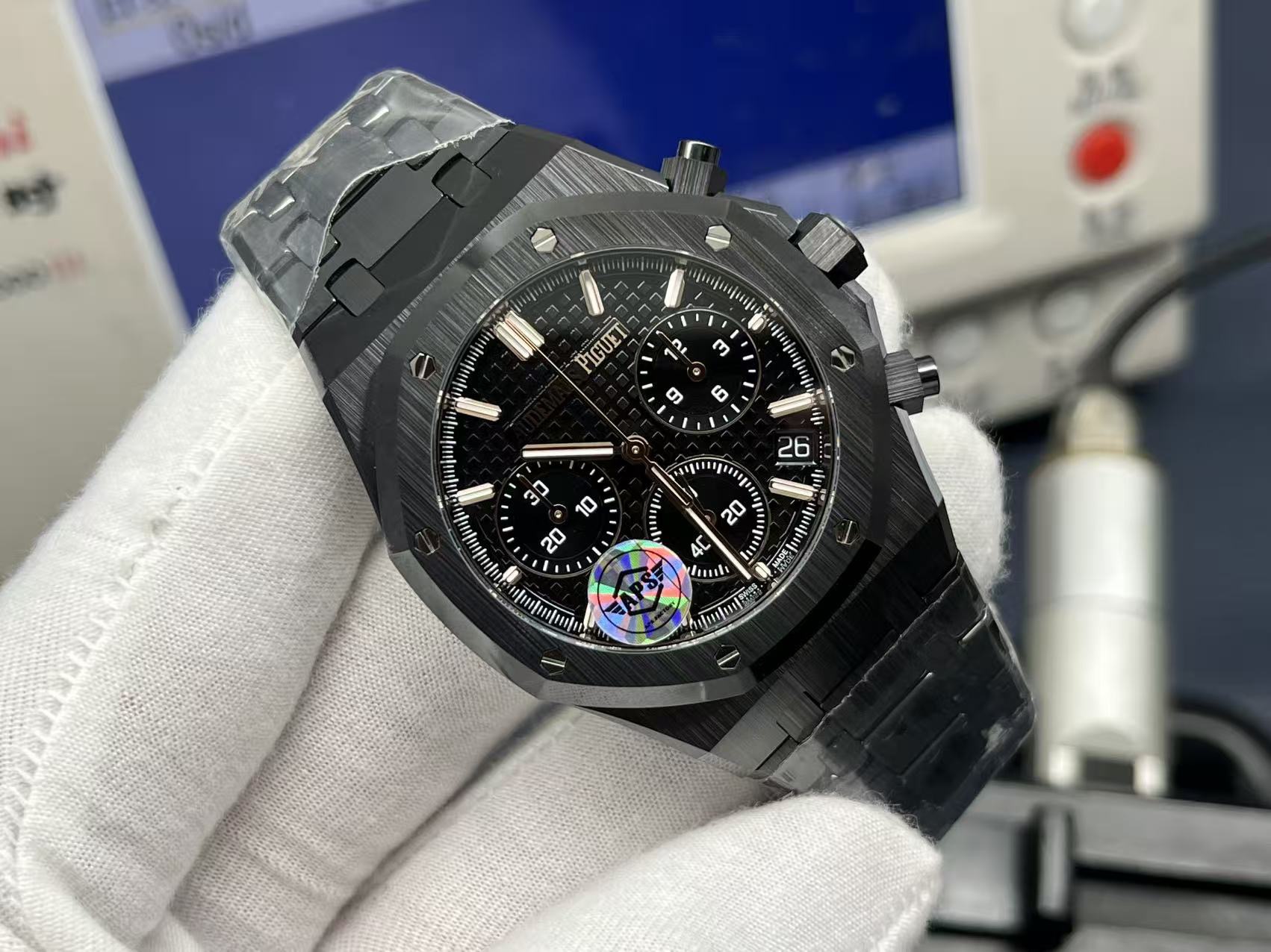 NO:726858,APS's new Audemars Piguet Royal Oak series 26240 series is a 41mm stainless steel self-winding chronograph, equipped with the self-developed Caliber 4401 integrated movement developed by APS, with flyback chronograph, hour/minute/small second display and date functions. Its iconic octagonal bezel is equipped with eight hexagonal screws, with 'Grande  Tapisserie' large plaid dial with a distinct sense of hierarchy. The integrated fine steel bracelet continues the classic design of the first Royal Oak in 1972, which is both sporty and elegant. The newly developed integrated movement adopts a column wheel and vertical clutch structure, with a vibration frequency of 28  , times/hour, exactly the same as the original version, with a power reserve of about 70 hours and a waterproof depth of 50 meters. AP combines advanced watchmaking technology and avant-garde aesthetics, and is a model of luxury sports watches. After many comparison tests, APS has been perfectly reproduced and is infinitely close to the original version.  Produced by APS, only high-quality products!  ,,audemars19860909APS新品爱彼皇家橡树系列26240系列,是一款41毫米精钢自动上链计时码表,搭载APS开发自研Calibre 4401一体机芯,具备飞返计时、小时/分钟/小秒显示及日期功能.其标志性八角形表圈配以八颗六角螺丝,搭配“Grande Tapisserie”大型格纹表盘,层次感鲜明.一体式精钢表链延续了1972年首款皇家橡树的经典设计,兼具运动与优雅.全新开发一体机芯采用导柱轮与垂直离合结构,振频28,次/小时,与原版完全一致,动力储存约70小时,防水深度50米.AP融合高级制表工艺与前卫美学,是奢华运动腕表的典范之作.APS经过多次对比测试后已完美复刻,无限接近原版 APS出品 ,只为精品！,,audemars,Watch