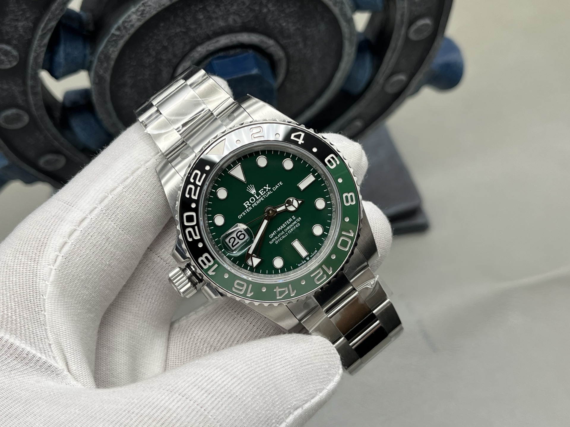 NO:742025,VS 'Sprite Circle' Greenwich, with Dandong movement, various details match the original version, and the current ceiling version is the only one!  1. VS is the only version in the market that matches the ring gear groove (fingernail) 2. VS is the only version with a thickness of 12.1MM 3. VS glass is the same as the original version with high transparency and non-reflection on all four sides and low refractive index. It is clear and transparent, while the non-market version is blurry. 4. VS minute hand tail tip, large round second is flat, and matches the original version!  Non-market arc shape. 5, VS shell ear, the latest original version of the shell type!  VS bought the latest original version of the latest shell ears. Not the old version of the round and fat shell ears.19860909VS “雪碧圈”格林尼治,搭丹东 机芯 各种细节对版原版 目前天花板版本 没有之一！ 1,VS 市场唯一对版齿圈槽（指甲盖） 2,VS 唯一对版厚度12.1MM 3,VS玻璃与原版一致采用高通透四面不反光折射率低.清晰通透,非市场版本模糊不清. 4,VS分针针尾尖,大圆秒平整,对版原版！非市场圆弧形状. 5,VS壳耳 壳型对版最新原版！VS 购入最新原版 最新壳耳.不是老版本圆胖壳耳.,,Watch