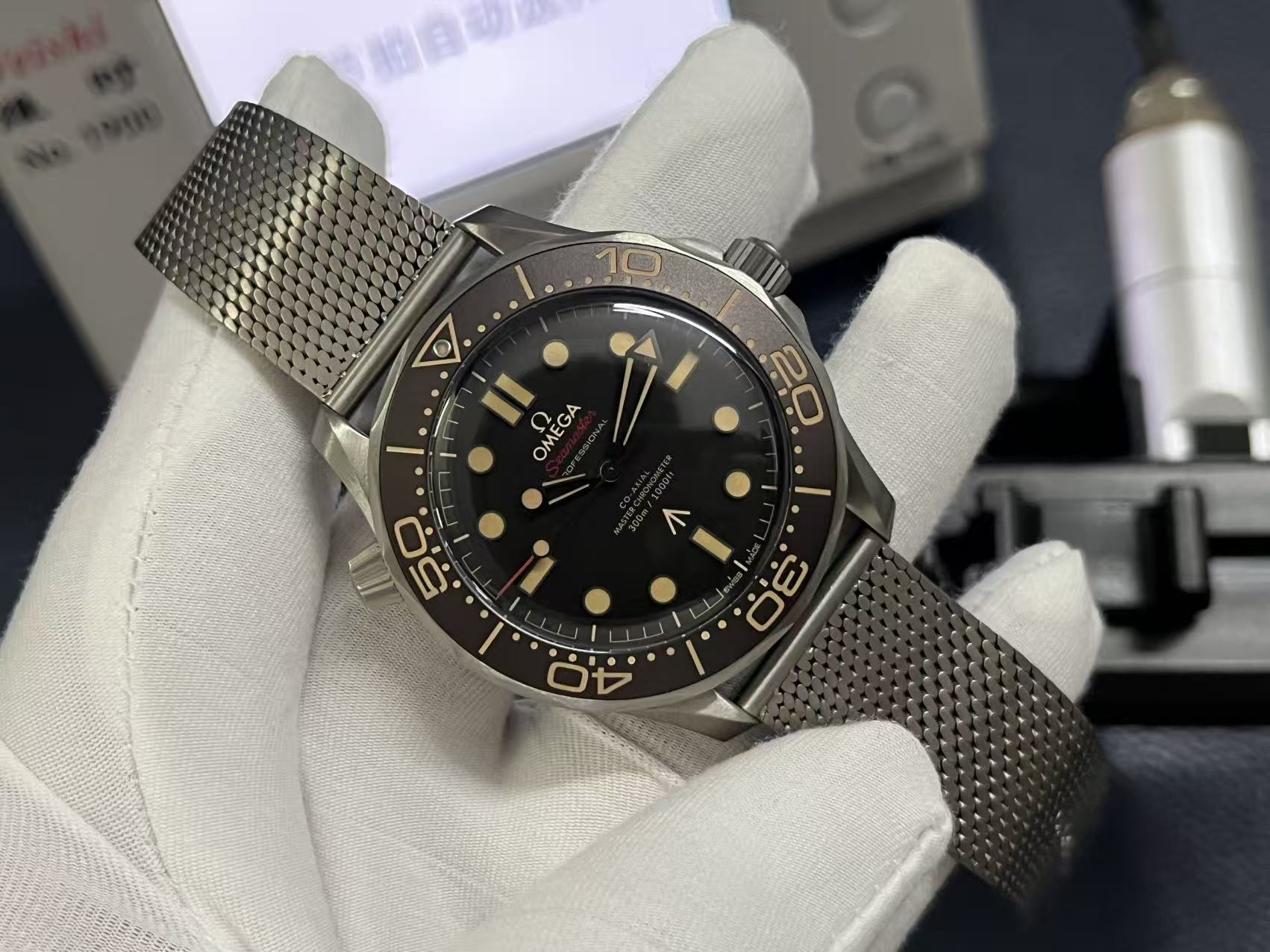 NO:754876,VS Omega 007 classic watch upgraded to V3 ring. After countless color adjustments, the aluminum ring is finally infinitely close to the original version. The original version was purchased with a 1:1 mold opening, which is the top ceiling in the market!  Integrated movement V3 ring V4 titanium mesh strap. Buy the titanium strap version now and get a NATO strap for free.19860909VS 欧米加007 经典腕表升级V3 圈口 经过无数次调色,铝圈终于无限接近原版,原版入手1:1开模,市场顶级天花板！ 一体机芯V3圈口V4 钛网带. 现买钛带版本送NATO表带一条.,,Watch