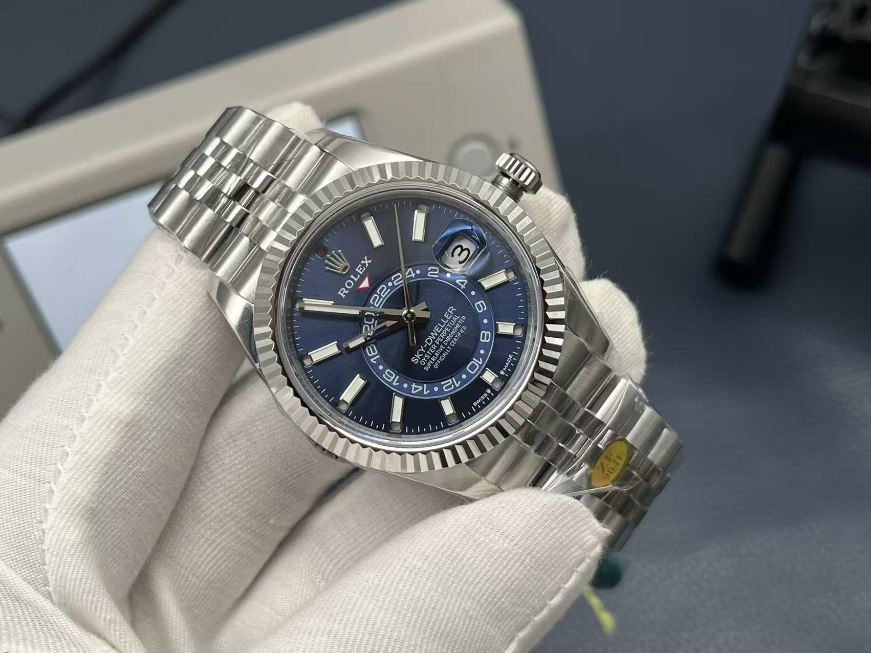 NO:821581,ZF new product, a new series of ROLEX Sky-Dweller, 'the most complex Rolex in history' is officially launched! It redefines the true 'Skywalker' copy with exquisite craftsmanship and the correct adjustment method of the watch. The 42MM Oyster case is polished with 904L stainless steel, reappearing the classic. Highly transparent sapphire mirror, small window convex lens to magnify the calendar. The bezel uses a Rolex Ring Command triangular grooved two-way rotating bezel, and the rotating outer ring can adjust the month function. The buckle is a folding Oyster buckle with a 5MM easy-adjustable link extension system. And ZF The 'charming blue' radial pattern dial with the exclusive authentic molded text changes flexibly under the sun and on cloudy days, and has the same charm as the original. The 9002 movement exclusively modified by ZF has 28,800 oscillations per hour. The power reserve reaches 72 hours. The correct adjustment method consistent with the original product is in the second time zone. The Sky-Dweller is displayed through the sub-dial. It consists of two elements: the red triangle below the LOGO, which points to the time in the second time zone, with 24 Hour clock display. Rotate the head and pull it out to the first gear. When it goes up, it adjusts the calendar gear. When it goes down, it adjusts the hour hand (the minute hand remains stationary). Pull it to the second gear to adjust the time normally (the 24-hour bezel of the sub-dial moves accordingly). The only detoxification tool produced by ZF is rolex.19860909ZF新品 全新系列ROLEX劳力士Sky-Dweller“史上最复杂劳力士”正式面市了！以精湛的工艺技术与表款的正确调校方式重新定义了真正的“天行者”副本. 42MM的蚝式表壳采用904L精钢打磨,经典重现.高通透蓝宝石镜面,小窗凸透镜放大日历.表圈采用劳力士Ring Command三角坑纹双向旋转表圈,旋转外圈可调节月份功能.表扣是摺叠蚝式带扣配5MM易调链节延展系统.而ZF 独家正品开模字面的“魅蓝色”放射纹表盘,阳光下阴天里变化灵动,与正品拥有一样的神韵. ZF独家改装的9002机芯,28800每小时振荡次数.动力储备达到72小时间.而与正品一致正确的调校方式是在第二时区上,Sky-Dweller是通过子表盘显示.它由两个元素组成:位于LOGO下方的红色三角形,它指向第二时区的时间,以24 小时制显示.旋转把头拉出来到第一档,往上则为调日历档,往下则单调时针(分针保持不动).拉至第二档可正常调时间(子表盘的24 小时制表圈即跟随移动) 解毒利器唯有ZF出品,,rolex,Watch