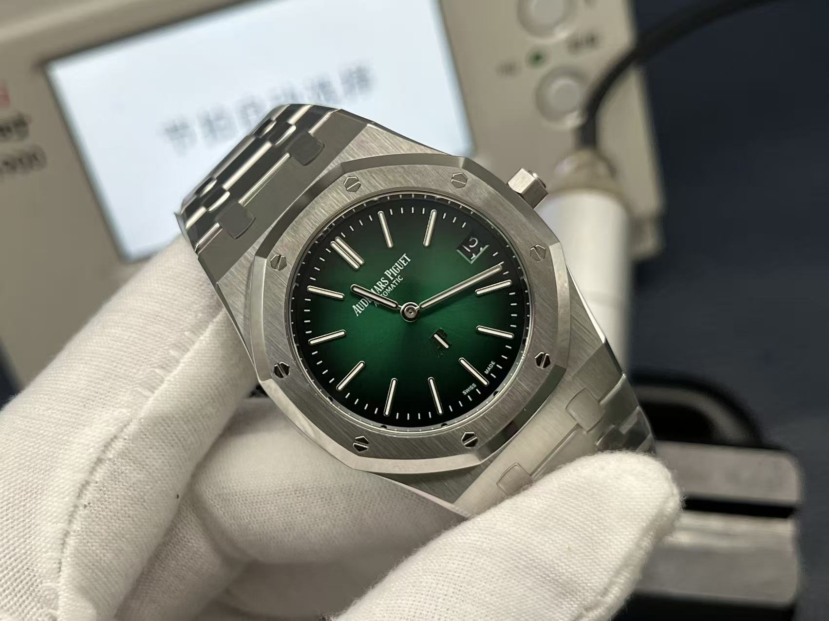 NO:882071,ZF 2026's new 'Steel King' starts from the 'core' - the Audemars Piguet Royal Oak 'Jumbo' ultra-thin 16202ST watch with a 39MM diameter and a streamlined two-hand design continues the purest 'Steel King' bloodline of the Royal Oak 5402.  The sunburst Taisserie dial is equipped with three-dimensional hour markers, which are filled with luminous light like the hour and minute hands. The three o'clock position is equipped with a calendar window, which is a typical daily wear function. The simple and classic design undoubtedly makes it the most popular fashion sports watch today. The transparent bottom cover can display the latest 50th anniversary Royal Oak movement, which is upgraded to Caliber 7121 movement, which has a higher beat rate and power reserve than the previous 2121 movement.  It is still equipped with the 'Steel King' classic steel strap and folding butterfly buckle strap. The ultimate sports style takes into account the wearing comfort, creating the Royal Oak 'Jumbo' ultra-thin watch with the highest daily use rate. ZF pays tribute to the classic feelings, but makes the 'Steel King' better and better!  ,,audemars19860909ZF 2026全新“钢王”,从“芯”出发——爱彼皇家橡树“Jumbo”超薄16202ST腕表 39MM表径,精简两针设计延续了皇家橡树5402最纯正的“钢王”血统. 旭日纹Taisserie表盘搭配立体时标,和时针分针一样填充满夜光.三点位配备日历窗口,是典型的日常佩戴功能.简约经典设计无疑使它成为当今最受欢迎的时尚运动手表. 透明底盖可显示皇家橡树最新50周年纪念机芯,升级配备了Calibre 7121机芯,较之前的2121机芯相比具有更高的节拍率和动力存储. 依旧是配备“钢王”经典钢带与折叠蝴蝶扣表带,极致的运动风格兼顾佩戴的舒适性,造就了日常上手率最高的皇家橡树“Jumbo”超薄腕表. ZF致敬经典不变的情怀,却又让“钢王”变的越来越好！,,audemars,Watch