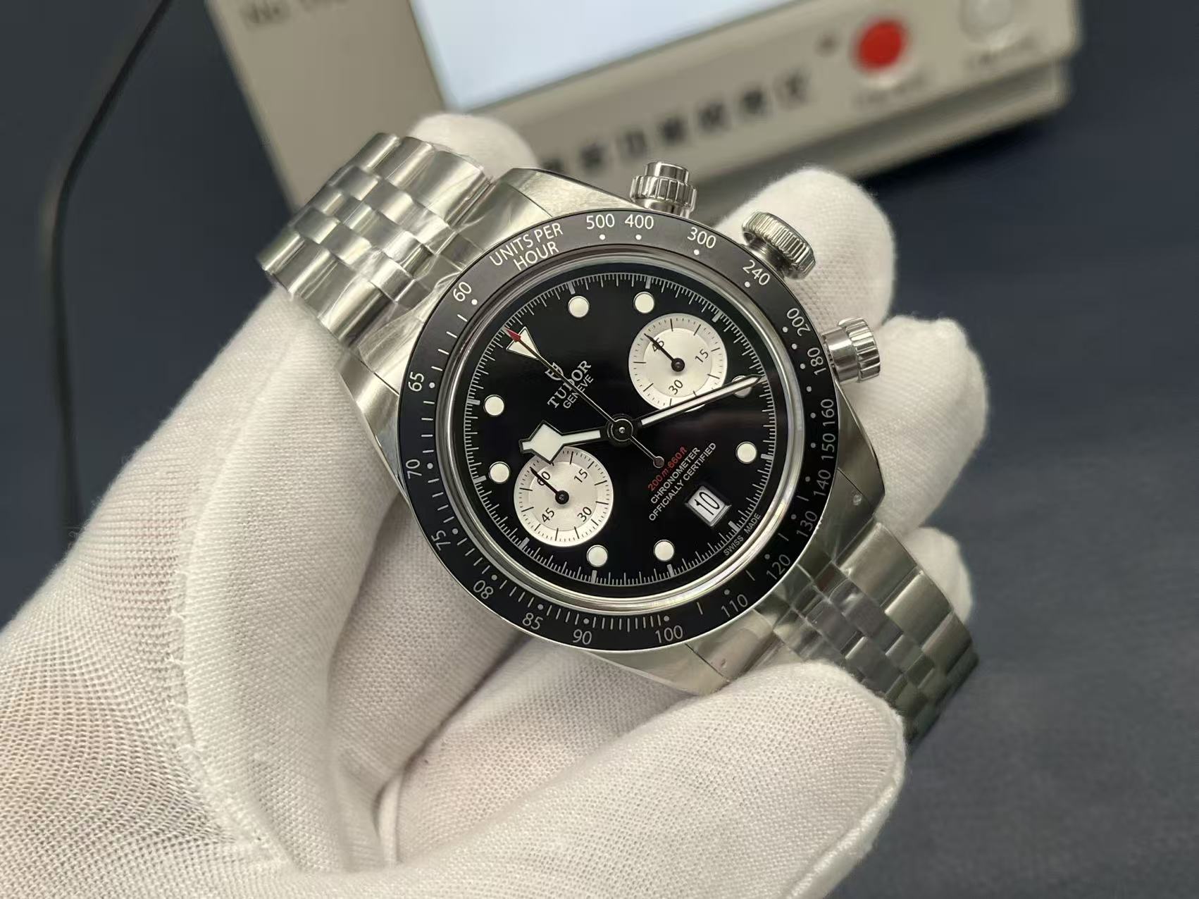 NO:882342,ZF's new product - Tudor's new BlackBayChrono watch - is a subtle balance of classic elements and modern innovation, and is a true 'Tudor graduation model'.  Highlights: ZF is the only calendar manufacturer on the market. The size of the calendar window, the font and size of the calendar numbers are all consistent with the genuine products. [Case] ZF genuine 1:1 mold opening 41MM diameter is made of 316L stainless steel case. The surface is alternately brushed and polished, and has strong scratch resistance.  It is full of texture. It is equipped with a high-tech black anodized aluminum tachymeter outer ring, a screw-in crown and a sealed bottom cover, making the watch waterproof. [Dial] Unique dial design, three-dimensional hour markers, and angular 'snowflake' hands filled with Super-LumiNo  va luminous material adds to the sportiness and legibility of the watch. The dial has a sense of layering and three-dimensionality. The date window at 6 o'clock is convenient for checking the date and is very practical. [Strap] 316L stainless steel five-link design, exquisite and delicate, high comfort, equipped with Tudor's unique 'T-  fit” quick adjustment system, which can be quickly and finely adjusted without tools, achieving a 5 mm fine-tuning range to adapt to different wrist sizes. [Movement] The Dandong movement equipped with Swiss watchmaking technology has extremely high timing accuracy. Each movement is finely adjusted beforehand to ensure accurate travel time.19860909ZF新品—帝舵全新碧湾计时型(Tudor BlackBayChrono)腕表—经典元素与现代创新的精妙平衡,是真正意义上的“帝舵毕业款”. 亮点ZF是市场唯一一家日历对版的厂家,日历窗尺寸,日历数字的字体和大小均与正品一致.【表壳】ZF正品1:1开模41MM直径采用316L精钢表壳,表面拉丝和抛光工艺交交替处理,抗划痕性强,质感十足.配备起高工艺的黑色阳极氧化铝测速计字外圈,旋入式表冠和密闭式底盖,赋予腕表米防水.【表盘】独具匠心的表盘设计,立体钟点标记,以及棱角分明的“雪花”指针填充Super-LumiNova夜光物料,又增加了腕表的运动感和易读性.盘面的层次感与立体感十足.6时位置的日期视窗,方便查看日期,实用性满分.【表带】316L精钢五链节设计,精致细腻,舒适度高配备了帝舵独特的“T-fit”快速调节系统,无需工具便可快速精细调校,实现5毫米微调范围,适配不同腕围.【机芯】搭载的丹东机芯采用瑞士制表技术,计时精度极高,每一枚机芯前都均经过精细调校,以确保走时精准无误.,,Watch