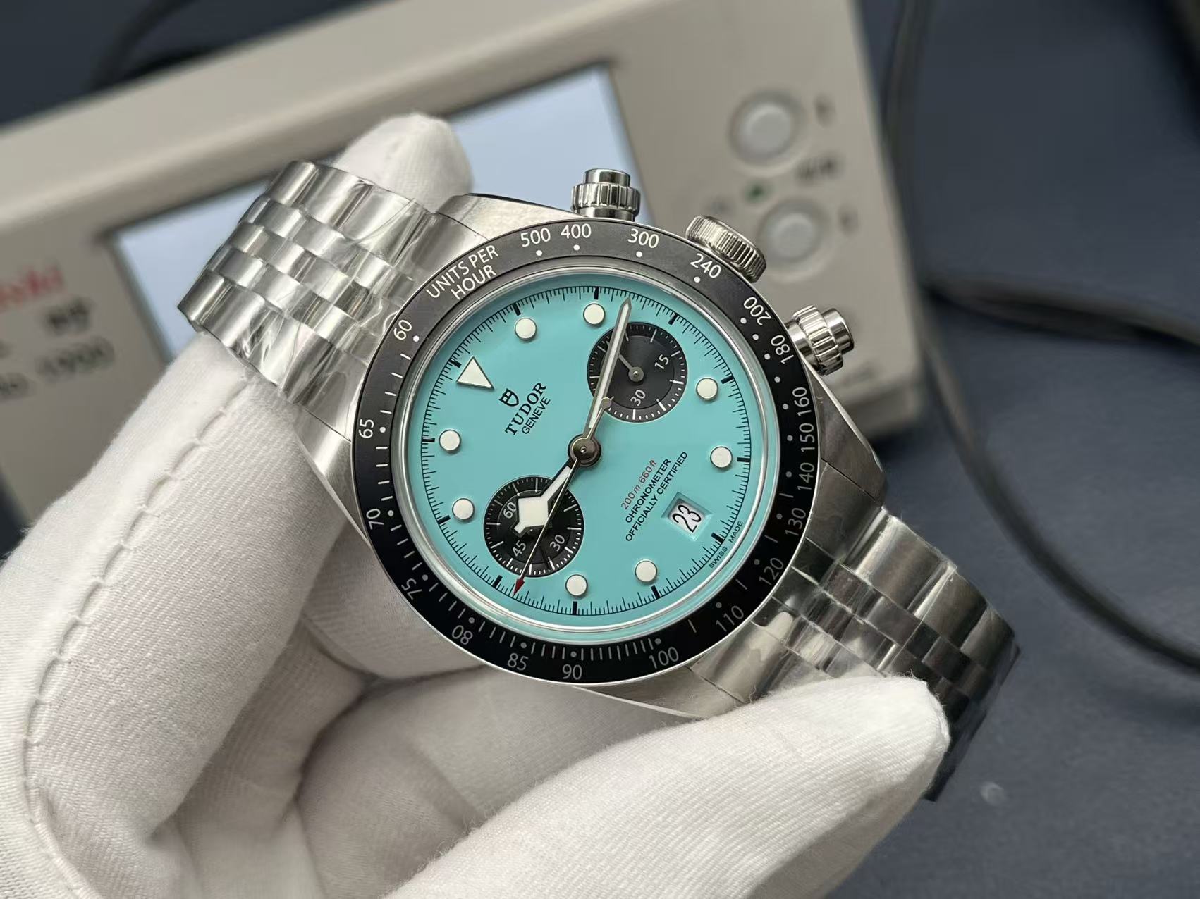 NO:944381,ZF’s new product—Tudor’s new BlackBayChrono watch—exquisitely balances classic elements and modern innovation, and is a true “Tudor graduation model.”  Highlight: ZF is the only calendar manufacturer on the market. The size of the calendar window, the font and size of the calendar numbers are all consistent with the original. [Case] ZF genuine 1:1 mold opening 41MM diameter is made of 316L stainless steel case. The surface is alternately brushed and polished, and has strong scratch resistance.  Full of texture. Equipped with a high-tech black anodized aluminum tachymeter outer ring, a screw-in crown and a sealed bottom cover, making the watch waterproof. [Dial] Unique dial design, three-dimensional hour markers, and angular 'snowflake' hands filled with Super-LumiNo  The va luminous material adds to the sportiness and legibility of the watch. The dial has a full sense of layering and three-dimensionality. The date window at 6 o'clock is convenient for checking the date and is very practical. [Strap] 316L stainless steel five-link design, exquisite and delicate, high comfort. Equipped with Tudor's unique 'T-  fit” quick adjustment system, which can be quickly and finely adjusted without tools, achieving a 5 mm fine-tuning range to adapt to different wrist sizes. [Movement] The Dandong movement equipped with Swiss watchmaking technology has extremely high timing accuracy. Each movement is finely adjusted beforehand to ensure accurate travel time.19860909ZF新品—帝舵全新碧湾计时型(Tudor BlackBayChrono)腕表—经典元素与现代创新的精妙平衡,是真正意义上的“帝舵毕业款”. 亮点ZF是市场唯一一家日历对版的厂家,日历窗尺寸,日历数字的字体和大小均与正品一致.【表壳】ZF正品1:1开模41MM直径采用316L精钢表壳,表面拉丝和抛光工艺交交替处理,抗划痕性强,质感十足.配备起高工艺的黑色阳极氧化铝测速计字外圈,旋入式表冠和密闭式底盖,赋予腕表米防水.【表盘】独具匠心的表盘设计,立体钟点标记,以及棱角分明的“雪花”指针填充Super-LumiNova夜光物料,又增加了腕表的运动感和易读性.盘面的层次感与立体感十足.6时位置的日期视窗,方便查看日期,实用性满分.【表带】316L精钢五链节设计,精致细腻,舒适度高配备了帝舵独特的“T-fit”快速调节系统,无需工具便可快速精细调校,实现5毫米微调范围,适配不同腕围.【机芯】搭载的丹东机芯采用瑞士制表技术,计时精度极高,每一枚机芯前都均经过精细调校,以确保走时精准无误.,,Watch