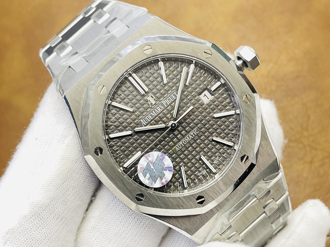 NO:143671,ZF Factory wall crack recommendation Audemars Piguet Royal Oak 15400V2 version - shockingly upgraded movement shock absorber is the Ingabaylo shock absorber, which is consistent with the original version - redefine the strongest version!  [Technical Breakthrough] 1 Solve the thickness problem and use the movement to change to Audemars Piguet CAL. All-in-one machine!  The thickness reaches 9.8mm and the original one (the thinnest one on the market is about 11mm) 2 sky-high watch hands made in Switzerland (precedented in the imitation watch industry) The gloss, shape, three-dimensional sense and luminous light of gold watch hands. The effect can instantly defeat all imitations now!  [Revised main details] 1 The dial 