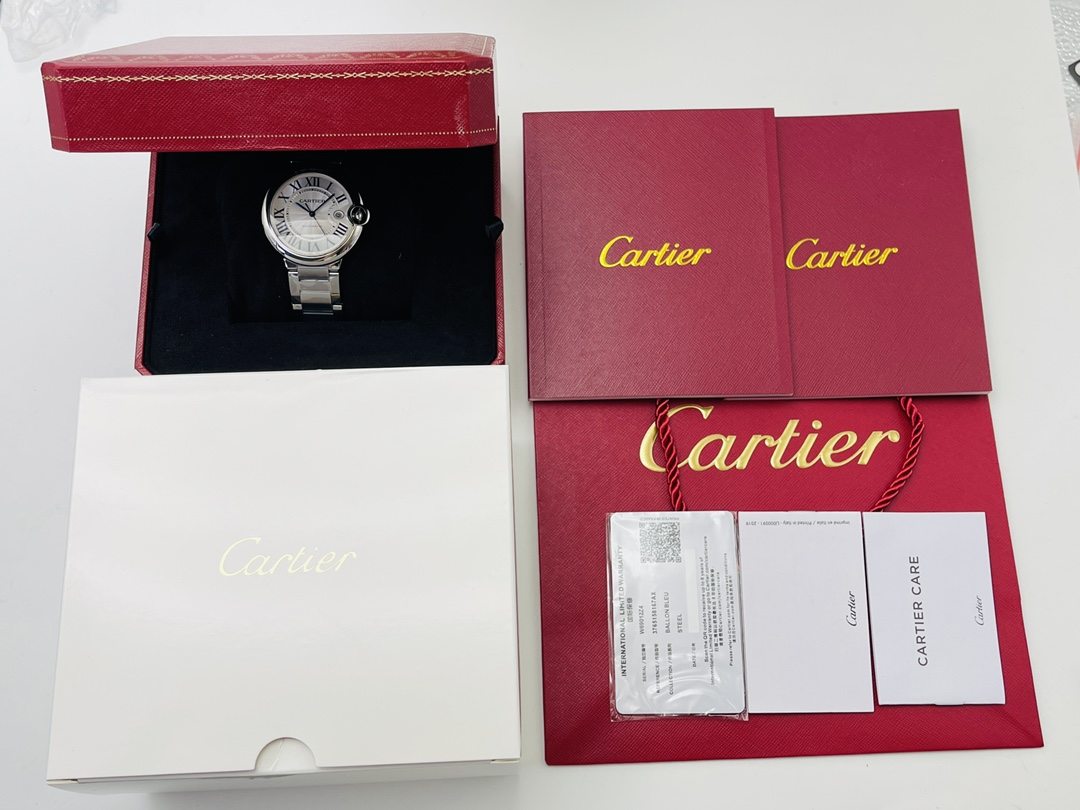 [V9 Factory2024 Wall Crack Recommandation, lancé choquant] La dernière version de Cartier des montres Blue Balloon de démontage Quick! Le diamètre d’ouverture du moule d’origine est de 42 mm et une série de 33 mm de diamètre, veuillez comparer les détails: 1⃣️ Créez une courroie en acier de démontage rapide  / ceinture, remplacez-la à mains nues en 10 secondes! 2⃣️42 mm de diamètre est équipé de 2824 Mouvement mécanique entièrement automatique modifié 1847 pièces de chariot et 33 mm de diamètre est équipé de machines de mouvement importées! Réduction et son du bruit, durée de vie de la batterie plus forte! 3⃣️ Five-couche Fish Mesh Sapphire Verre, aiguille bleu en acier brûlé! 4⃣️La la dernière version du modèle de rayonnement de moule ouvert d’origine Pression d’huile de base gris littéral Grey Black Black Letter Calendrier! 5⃣️ La tête du saphir est transformée en rubis sous la lumière violette! 6⃣️316L Shelpie en acier inoxydable et ceinture en acier, le processus CNC n’assure aucun défaut! Les chefs-d’œuvre de l’artisanat de V9 Factory accueillent tous les amis, regardez-le!