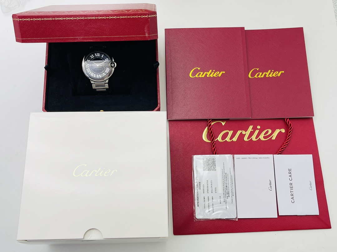 [V9 Factory2023 Wall Crack Recommandation, lancé choquant] La dernière version de Cartier des montres Blue Balloon de démontage Quick! Le diamètre d’ouverture du moule d’origine est de 42 mm et une série de 33 mm de diamètre, veuillez comparer les détails: 1⃣️ Créez une courroie en acier de démontage rapide  / ceinture, remplacez-la à mains nues en 10 secondes! 2⃣️42 mm de diamètre est équipé de 2824 Mouvement mécanique entièrement automatique modifié 1847 pièces de chariot et 33 mm de diamètre est équipé de machines de mouvement importées! Réduction et son du bruit, durée de vie de la batterie plus forte! 3⃣️ Five-couche Fish Mesh Sapphire Verre, aiguille bleu en acier brûlé! 4⃣️La la dernière version du modèle de rayonnement de moule ouvert d’origine Pression d’huile de base gris littéral Grey Black Black Letter Calendrier! 5⃣️ La tête du saphir est transformée en rubis sous la lumière violette! 6⃣️316L Shelpie en acier inoxydable et ceinture en acier, le processus CNC n’assure aucun défaut! Les chefs-d’œuvre de l’artisanat de V9 Factory accueillent tous les amis, regardez-le!