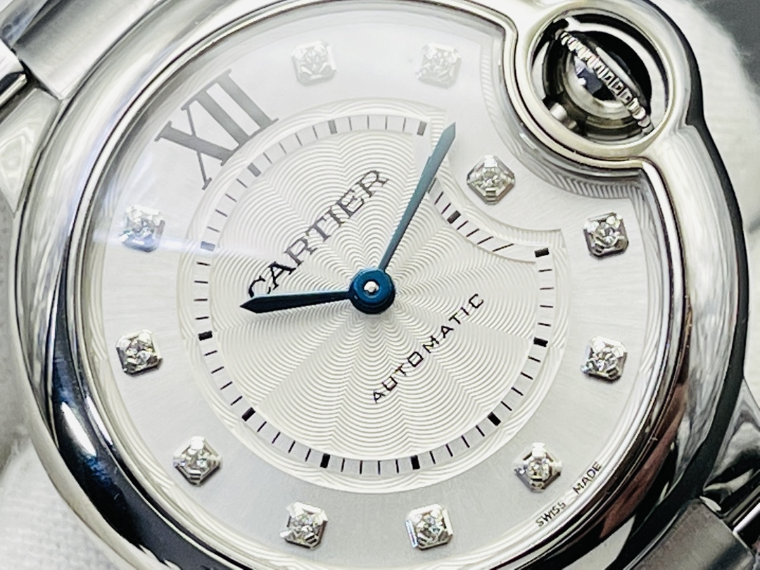 NO:145914,[V9 Factory wall crack recommendation, shockingly launched] Cartier's latest version of Quick Disassembly Blue Balloon watch series!  The original mold opening diameter is 42MM and diameter 33MM series, please compare the details 1 Create a quick disassembly steel belt/belt, and replace it with bare hands in 10 seconds!  2 diameter 33MM equipped with imported movement machinery!  Noise reduction and sound, stronger battery life!  3 Five-layer fish mesh sapphire glass, burned steel blue needle!  4 latest version of original open mold radial pattern oil pressure literal gray base oily black letter calendar!  5. The sapphire head turns into ruby ​​under the purple light!  6316L stainless steel shell steel belt, CNC process ensures no defects!  V9 Factory's craftsmanship masterpieces welcome all watch friends to appreciate it!  , cartier19860909【V9 Factory墙裂推荐 震撼上市】卡地亚最新版快拆蓝气球全系列腕表！原版开模直径42MM和直径33MM系列,细节欢迎对比 1打造快拆钢带/皮带,徒手10秒随便更换！ 2直径33MM搭载进口机芯机械！降噪无声,续航能力更强！ 3五层鱼目蓝宝石玻璃,烧钢蓝针！ 4最新版原装开模放射纹油压字面 灰底油性黑字日历！ 5蓝宝石把头,紫光灯下变红宝石！ 6316L精钢壳钢带,CNC工艺保证没有任何瑕疵！ V9 Factory匠心力作 欢迎各位表友的品鉴！,,cartier,Watch