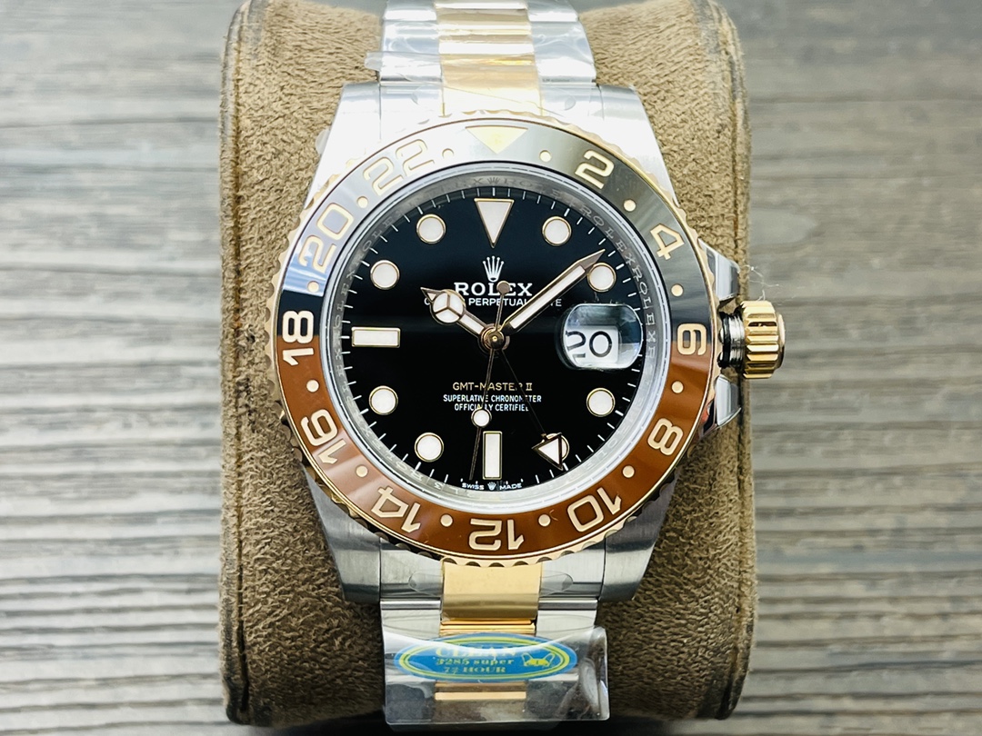 【CLEAN Factory2024最新力作 超级复刻 墙裂推荐】厚积薄发 重新定义劳力士Rolex格林尼治ll(搭cal.两种机芯3186一体机)升级版12670腕表惊艳登场!细节方面:
1⃣️机芯3186采用是一体机芯蓝游丝和原版同样通过调试时针快跳调整日历的功能瞬跳,和原版一样的GMT双时区表针在底部时针上面的第二层,由下到上的顺序为:时针-双时区针-分钟-秒钟。
2⃣️指针;升级电镀白金在任何角度都可以看见其光泽感 采用特殊针尖工艺 确保与原装一致夜光粉选用瑞士进口蓝绿夜光填充完美还原夜光效果!
3⃣️表盘;原装开模 立体印刷 电镀白金 中心轴下沉 日历下沉 字体大小与颜色同原装完全一致包括条丁四角的打磨 12字位火山口打磨都做到了高度一致!
4⃣️圈口;此款表的灵魂所在 也是本厂花费大量时间与精力的地方 每一次的烧制都是一次进步 本厂圈口一体成型高精密陶瓷圈色差也是必须降到最低 深蓝黑圈/红蓝圈/黑圈/真陶瓷均为白金填充,其颜色目前是最接近原装的!
5⃣️日历;新版劳力士日历采用新款勾4,C厂加以借鉴避开市场众多错误版本,日历的字体印刷相当清晰立体,放大十倍依旧清晰立体 无锯齿!
6⃣️表壳表带;选用904L钢材铸胚,在反复手工打磨成型,904L钢密度小 耐腐蚀性强 防刮耐磨等优点。整体观感显现出低调上又奢侈感!
CLEAN Factory2024匠心力作 演绎经典 成就佳作 欢迎各路表友品鉴!