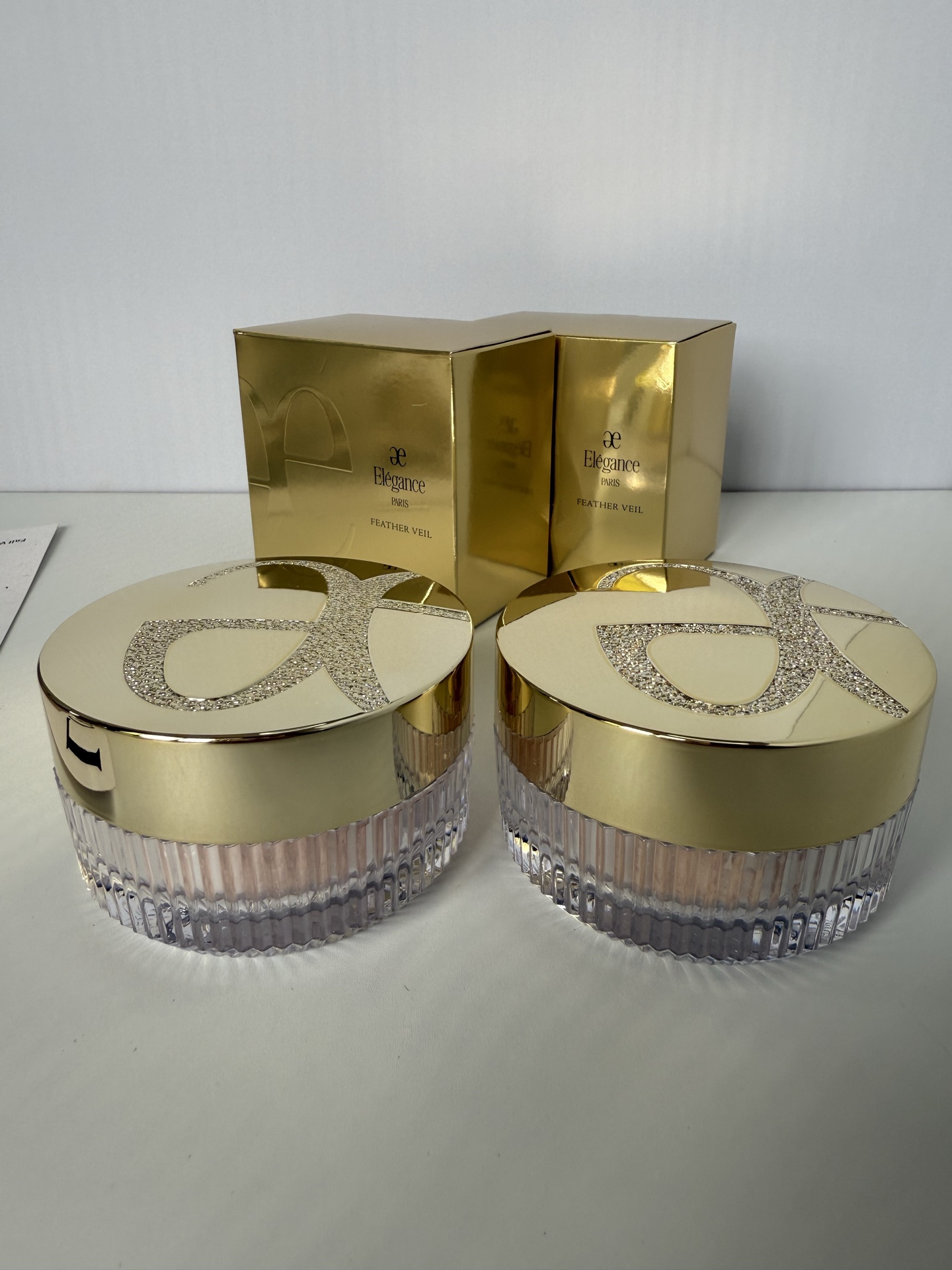 35！（下单备注：奥尔滨散粉+色号） ( 奥尔滨e大饼散粉20g ) ！2️⃣色：001#带闪_002#明亮。Elegance澳尔滨E大饼散粉20g这是一款打造素肌感的定妆散粉！在整体妆容打造结束后轻轻扑满脸部+具有打造上品优雅细腻的肤质…