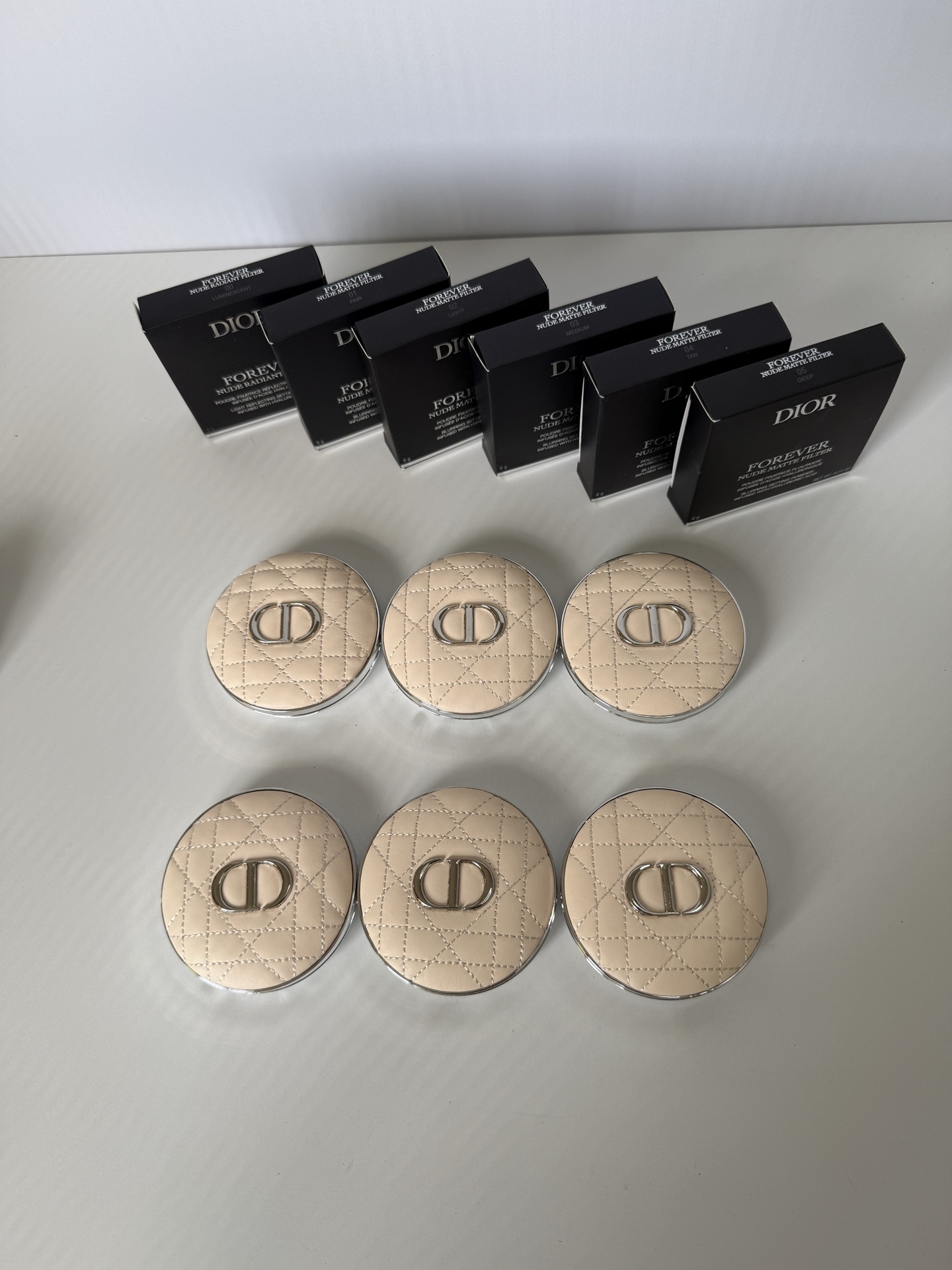 45！（下单备注：25版迪奥皮革粉饼+色号） 2025新品 Dior迪奥恒久皮革蜜粉饼 6g #00 Luminescent 透明细闪 #01 Fair 象牙白 #02 Light 自然白 #03 Medium 自然色 #04 Tan 古…