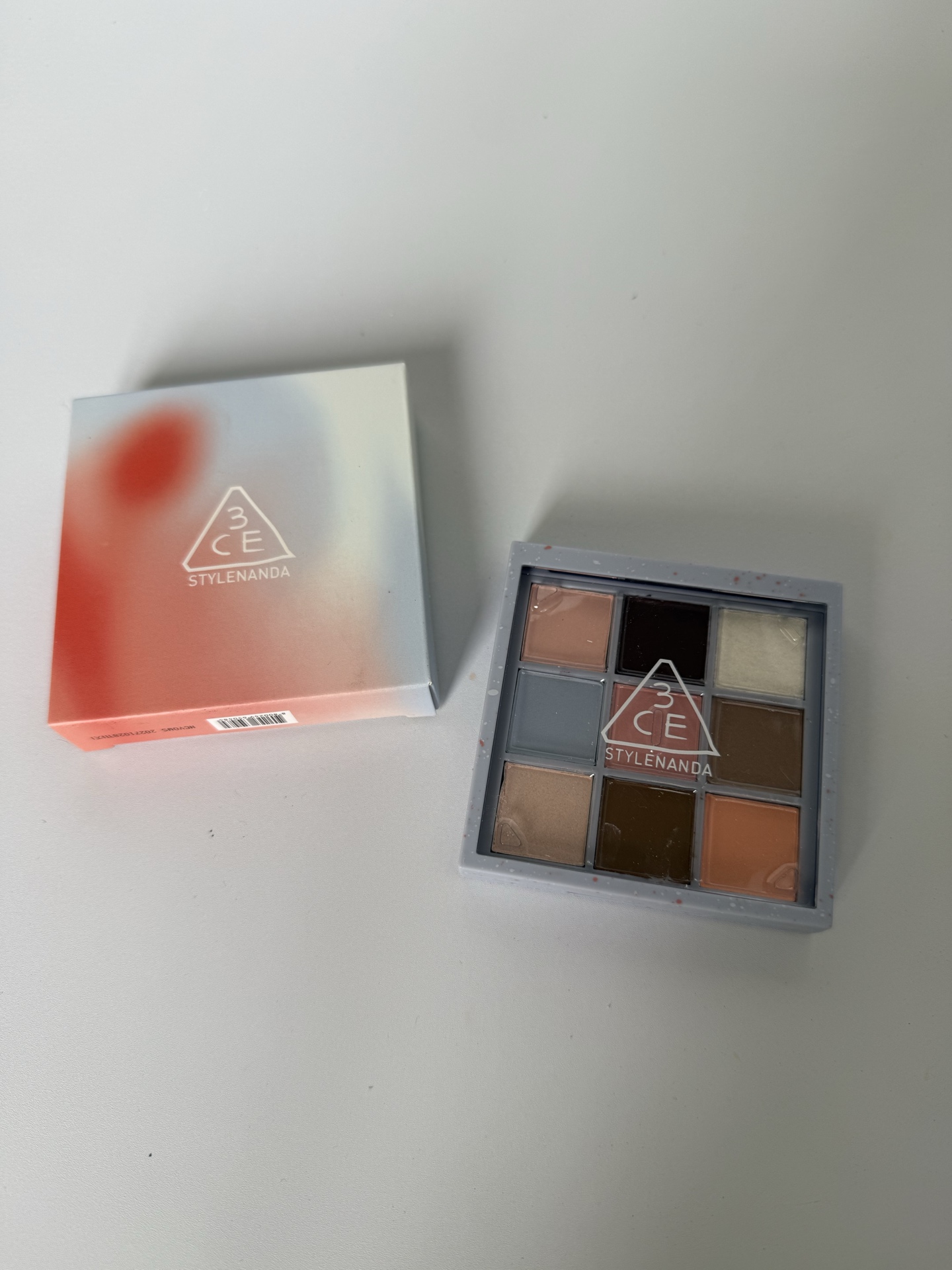32! (Nota del pedido: 3CE 9 colores de sombra de ojos azul y blanco) 3CE nuevo lanzamiento limitado de sombra de ojos d…