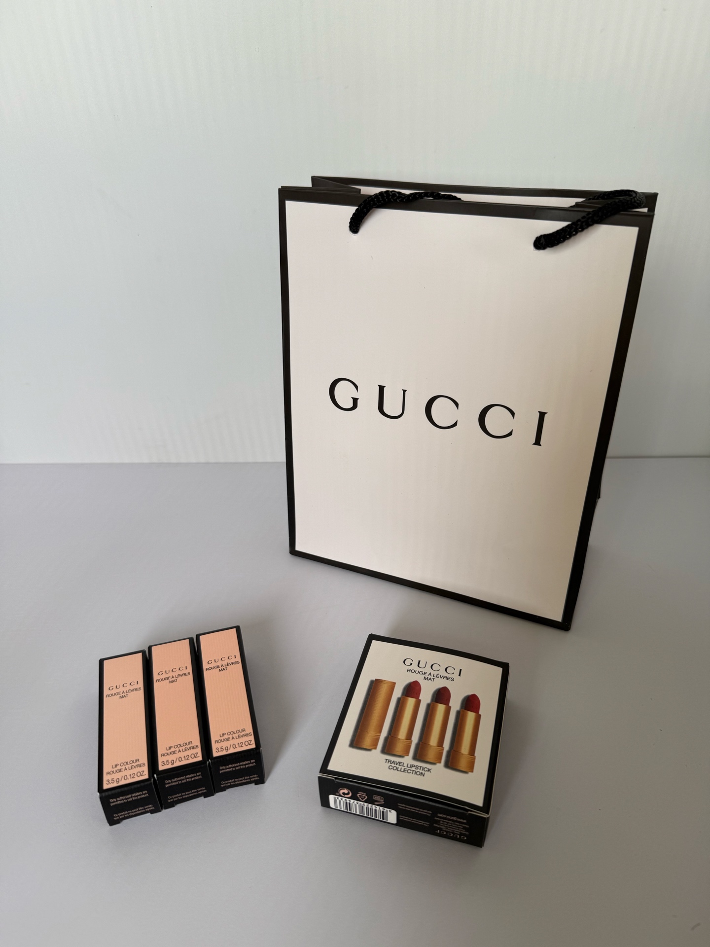 70! Set de labiales Gucci de barra dorada de tamaño completo 🔜 Código 5066! Set de labiales Gucci de barra dorada mate…