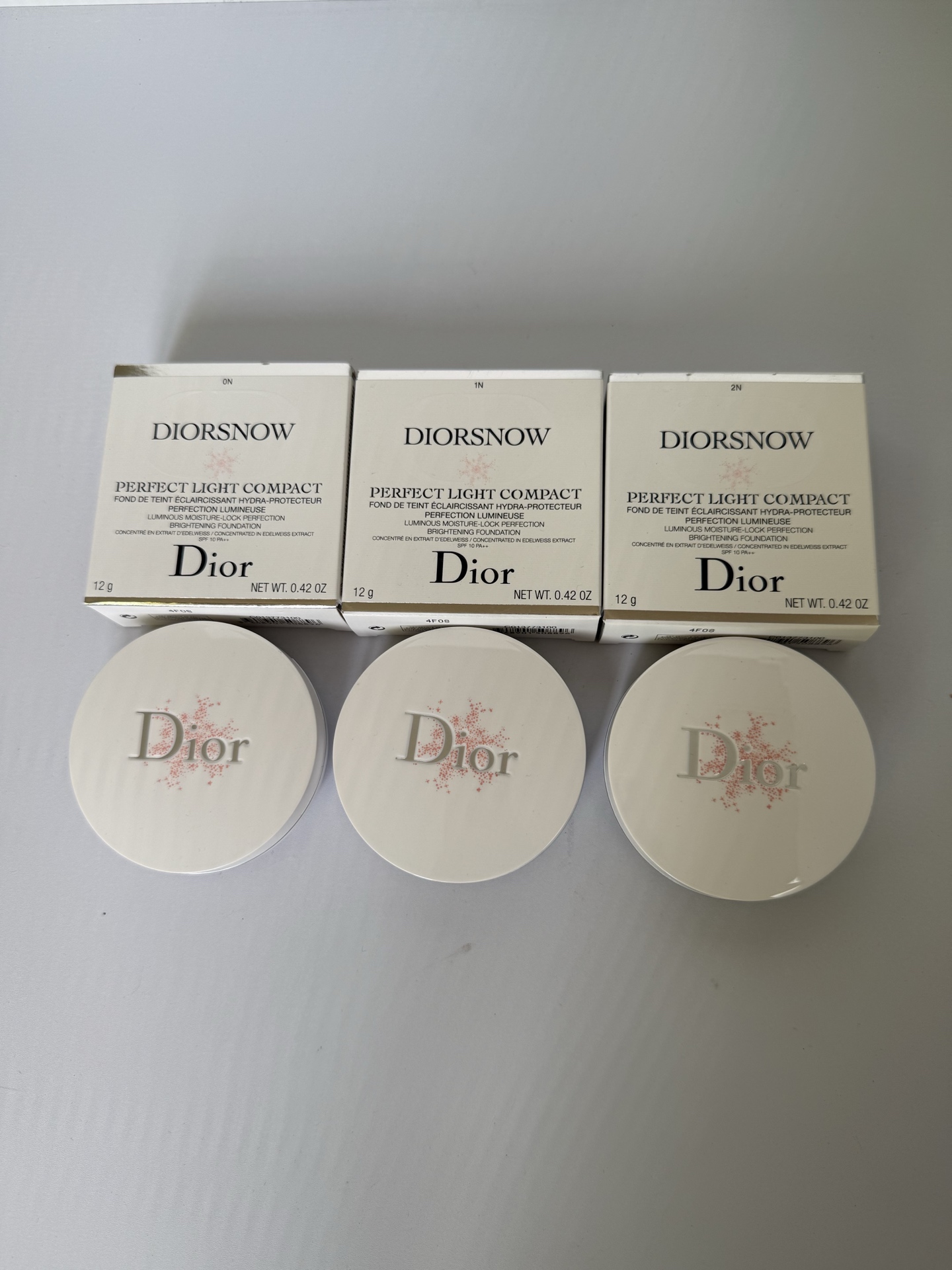 40！（下单备注：迪奥雪精灵粉饼+色号） 迪奥雪精灵粉饼12g 色号：0N-1N-2N。 批号：4F08