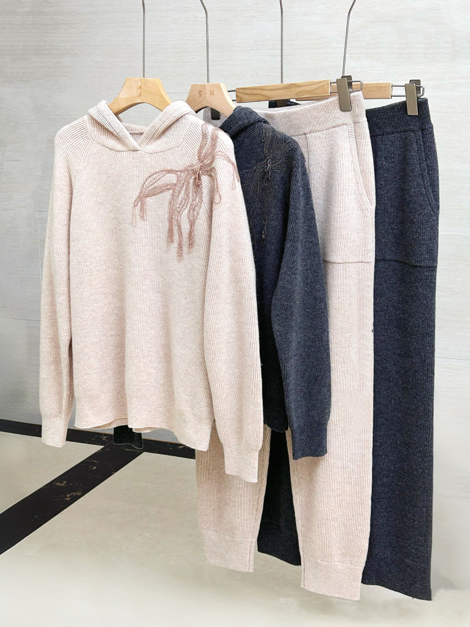 Fashionable Women's Cashmere Set with Tassel Chain Detail - Available in Two Colors 3 a1755315940875 1805