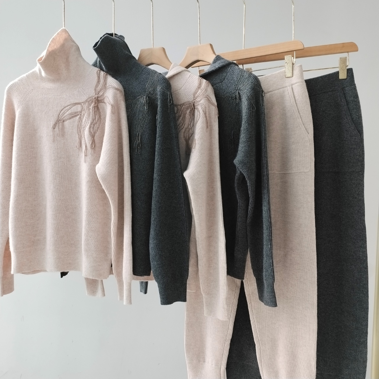 Fashionable Women's Cashmere Set with Tassel Chain Detail - Available in Two Colors 9 a1756603695344 5720