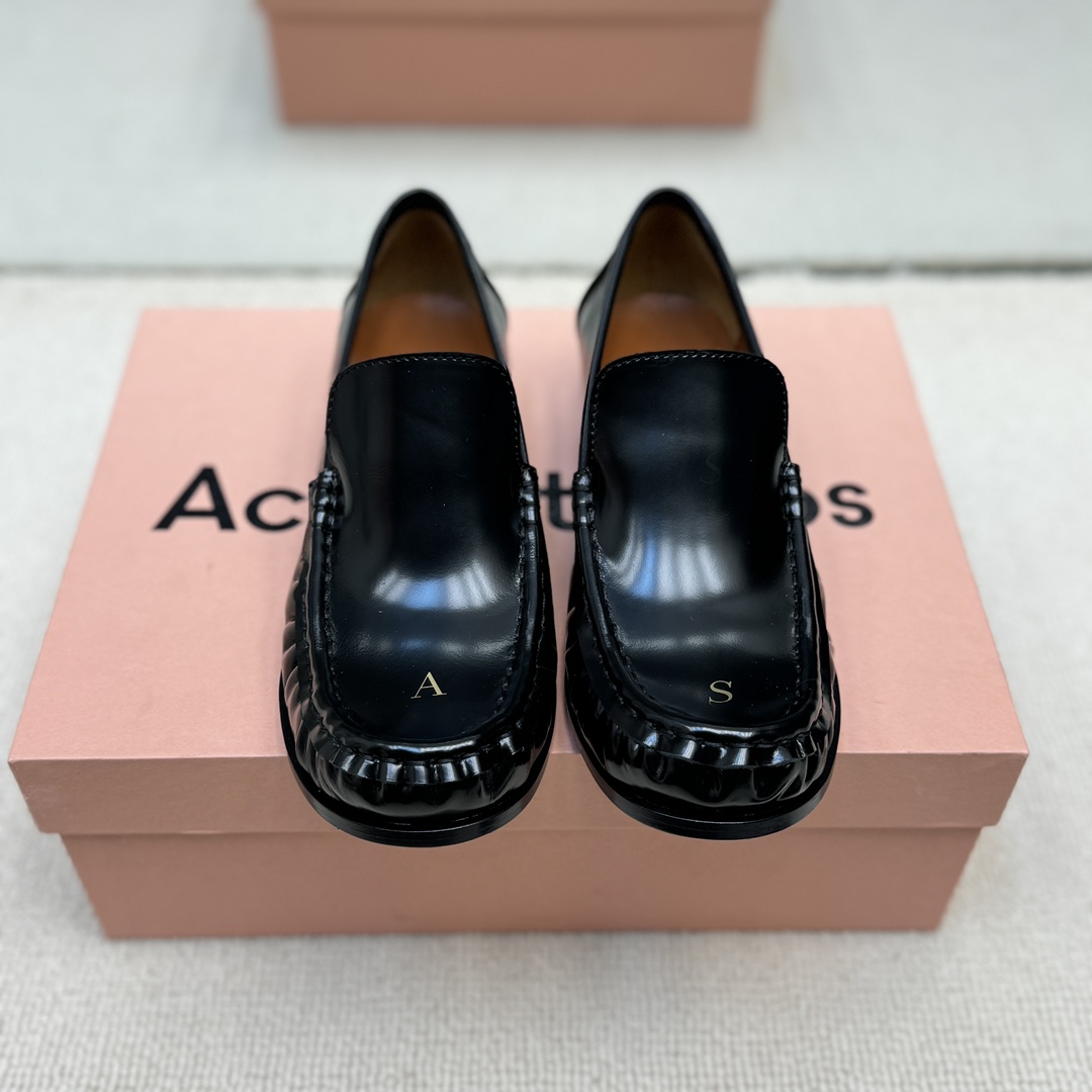 NO:247051,Acne Studios [Top Edition] Loafer of 24s' latest gold-plated logo is so beautiful... It is favored by many bloggers. It has a pair of loafers with a very restrained retro feel and intellectual temperament. The gold-plated A/S logo and wrinkle design of the toe are inadvertently revealed under the legs of the trousers. It is a super low-key fashion sense, the size is right, the foot feels comfortable, the thickness of the sole is just right, implementing the minimalist style to the end, such as genuine matching shoe box 35-39 [40 required to be customized] Horse hair, loafers, acne studios, dior, loafers19860909Acne Studios【顶级版】 24s最新烫金logo的loafer简直是美到心巴上了…受众多博主青睐,搭配度超高的一双乐福鞋,有种很克制的复古感和知识分子气质,鞋头的烫金A/S标志和褶皱设计,不经意间在裤脚下流露,超级低调的时尚感,尺码正,脚感舒适,鞋底的厚度也是刚好合适,把极简风贯彻到底 ,如正品配套鞋盒 35-39【40需订制】  马毛,乐福鞋,acne studios,dior,loafers,Women's Shoes