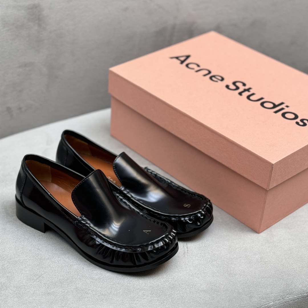 NO:247023,Acne Studios [Top Edition ~ Loafers] Loafer of 24s' latest gold-plated logo is so beautiful... It is favored by many bloggers. It has a very restrained retro and intellectual temperament. The gold-plated A/S logo and wrinkle design of the toe are inadvertently revealed under the legs of the trousers. It is a super low-key fashion sense, the size is correct, the foot feels comfortable, the thickness of the sole is just right, implementing the minimalist style to the end, genuine matching shoe box, regular size 35-39 [40 required to be customized] Imported horsehair, loafers, acne studios, dior, loafers19860909Acne Studios【顶级版~乐福鞋】 24s最新烫金logo的loafer简直是美到心巴上了…受众多博主青睐,搭配度超高的一双乐福鞋,有种很克制的复古感和知识分子气质,鞋头的烫金A/S标志和褶皱设计,不经意间在裤脚下流露,超级低调的时尚感,尺码正,脚感舒适,鞋底的厚度也是刚好合适,把极简风贯彻到底 ,正品配套鞋盒 正码35-39【40需订制】  进口马毛,乐福鞋,acne studios,dior,loafers,Women's Shoes