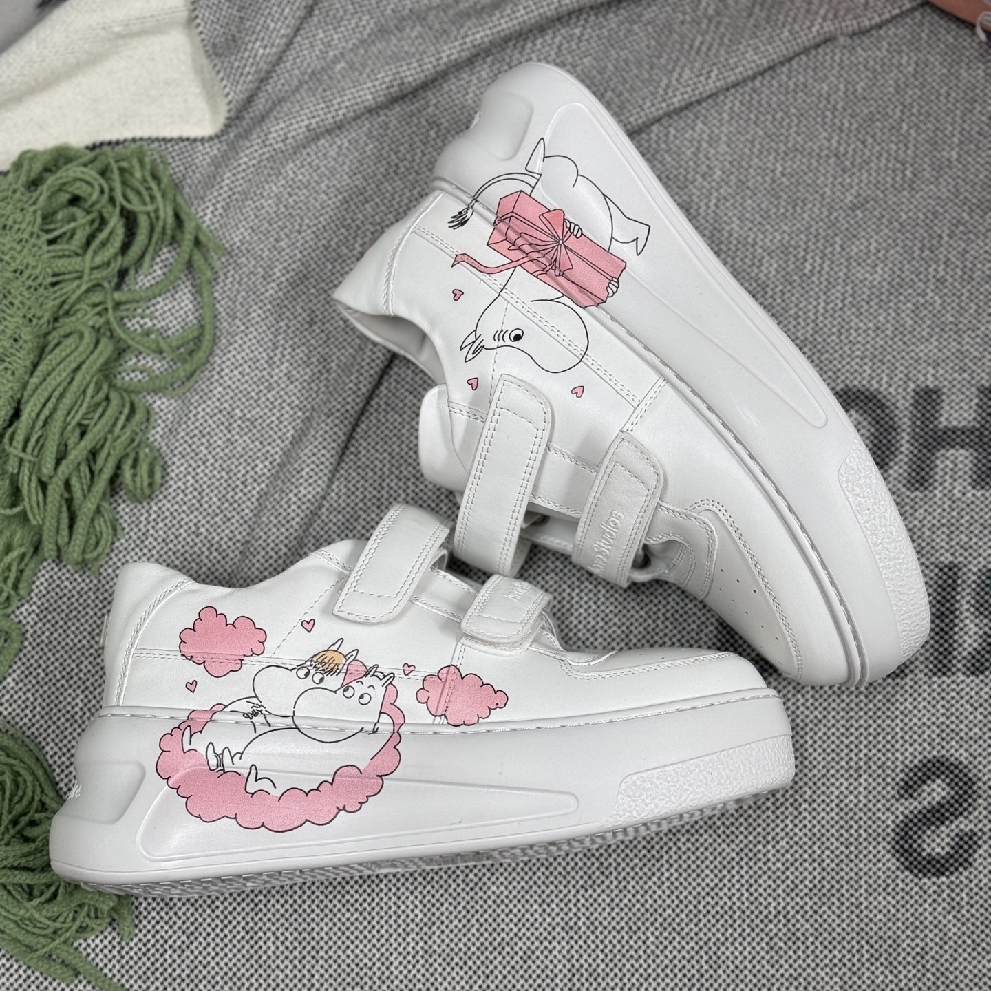 NO:234716,ACNE & Moomin Co-branded thick-soled shoes [25 latest metal rear standard] Buy authentic top-level replicas at the counter - a pair of children's shoes that can reduce the age of the fairies. The heel brand metal logo is highly recognizable, simple and comfortable to match, salty or sweet thick sole, with a 4cm inside, and a sure pull-up shape. The heel is engraved with the brand Acne Studio logo. The authentic custom leather is delicate and shiny, and the sole is very elastic and soft. The girl's heart is full of energy, fried chicken is versatile, comfortable, all major stars of Xiaohongshu, Internet celebrities, bloggers plant grass. Authentic top-level replicas, the only version of the market size35 36 37 38 39 40 Customized Size ACNE & Moomin Co-branded thick-soled shoes Authentic uniform matching shoe box, casual shoes/sports shoes, acne studios, dior, sneakers19860909ACNE & Moomin 联名厚底鞋【25最新金属后标款】柜台购入正品顶级复刻—— 一双能让小仙女们减龄的小童鞋,后跟品牌金属标志点缀识别度高,简单舒适搭配,可盐可甜厚底内增4cm妥妥的拉腿型,后跟刻有品牌Acne Studio logo正品定制皮质细腻有光泽,底弹性和柔软度都相当好,少女心爆棚,炒鸡百搭,舒适,小红书各大明星,网红,博主种草 正品顶级复刻,市场唯一对版 size35 36 37 38 39 40定制码 ACNE & Moomin 联名厚底鞋  正品一致配套鞋盒,休闲鞋/运动鞋,acne studios,dior,sneakers,Women's Shoes