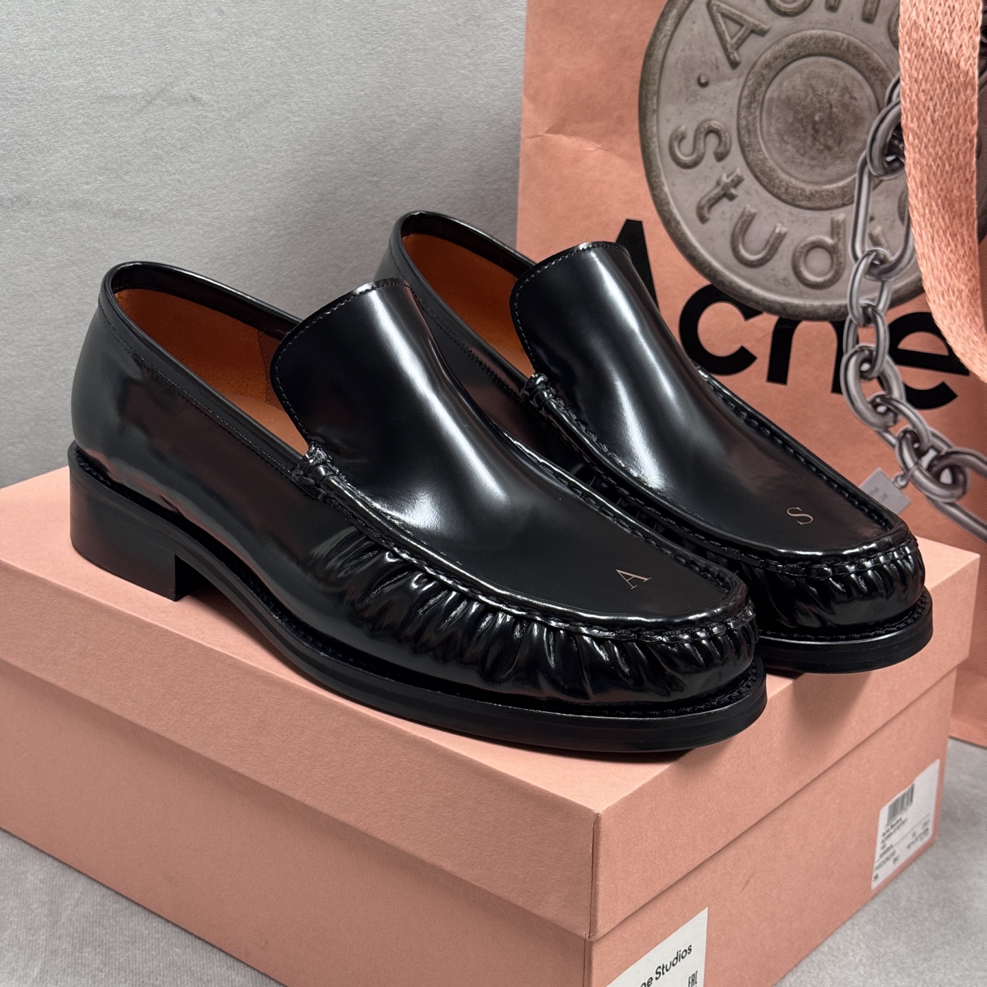 NO:247042,Acne Studios [top version of men's loafers] The latest 24s gold-plated ASlogo loafer is so beautiful... It is favored by many bloggers. It has a very restrained retro and intellectual temperament. The gold-plated A/S logo and wrinkle design of the toe are inadvertently revealed under the legs of the trousers. It is a super low-key fashion sense, the size is positive, the foot feels comfortable, the thickness of the sole is just right, implementing the minimalist style to the end, such as the genuine matching shoe box, men's size 40-43 [44 need to be customized], loafers, acne studios, dior, loafers19860909Acne Studios【顶版男款乐福鞋】 24s最新烫金ASlogo的loafer简直是美到心巴上了…受众多博主青睐,搭配度超高的一双乐福鞋,有种很克制的复古感和知识分子气质,鞋头的烫金A/S标志和褶皱设计,不经意间在裤脚下流露,超级低调的时尚感,尺码正,脚感舒适,鞋底的厚度也是刚好合适,把极简风贯彻到底 ,如正品配套鞋盒 男码40-43【44需订制】,乐福鞋,acne studios,dior,loafers,Women's Shoes