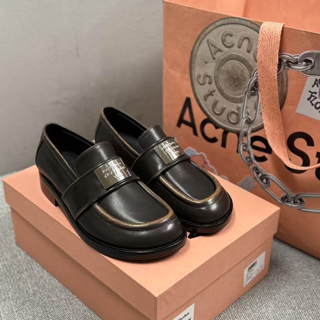 NO:247037,Acne Studios 25 early spring new loafer counter purchased from RMB to authentic top-level development, with strict versions of each detail. The square and round shoe shape is super comfortable and versatile, sweet and cool, full of aura, the metal logo design is durable and looks textured, high-end, simple and elegant, 3.5cm heel height increases, and the legs are long, and the socks are handsome and fashionable, and the age-reducing design style is authentic original box standard shoe box. The regular size is 35-39 [40 required to be customized], leather shoes, acne studios, dior, socks19860909Acne Studios 25早春新loafer专柜人民币购入正品顶级开发,每一处细节严格对版. 方圆翘头的鞋型,上脚超级舒适百搭,可甜可飒,气场十足,金属标志设计耐看显有质感,高级简约大气,3.5cm跟高增高既显腿长,上脚搭配袜子帅气时髦,减龄设计风正品原盒标配鞋盒 正码35-39【40需订制】,皮鞋,acne studios,dior,socks,Women's Shoes