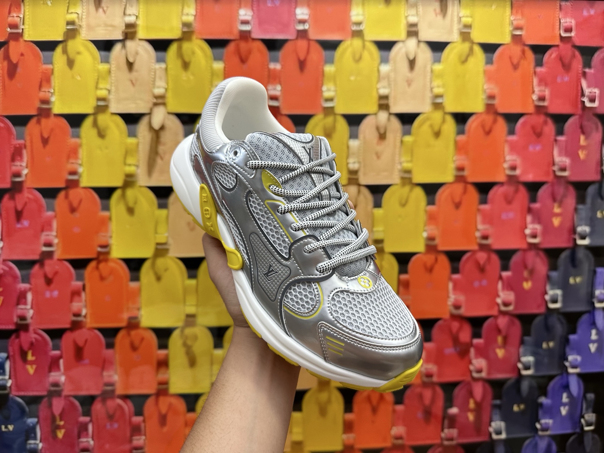 NO:469527,LV OLYMIA sneakers 35-45 (38.46 for women, 38.46 for custom-made products, no return or exchange) Purchase ceiling level Full set of exquisite aircraft gift box packaging Please identify the quality of my home Please pay attention to the market currency materials!  This LV Olymia sneaker uses mesh fabrics and metal texture synthetic leather and other technological fabrics to create complex uppers, and uses simple sports design to interpret the inspiration of classic running shoes. Various brand classic elements establish recognition. Embellish the lightness of Monogram flowers. EVA outsoles make for a comfortable and flexible wearing experience., Dad shoes, louis vuitton, sneakers19860909LV OLYMIA 运动鞋  35-45（女40.男38.46定做不退换） 代购天花板级别 全套精美飞机礼盒包装 请认准我家品质 请注意区分市面通货材料！ 本款 LV Olymia运动鞋选用网格面料与金属质感合成皮革等科技面料缔造繁复鞋面,并借简约运动设计诠释经典跑鞋的灵感启发.多样品牌经典元素树立辨识度.点缀Monogram花卉的轻盈 EVA外底成就舒弹穿着体验.,老爹鞋,louis vuitton,sneakers,Women's Shoes