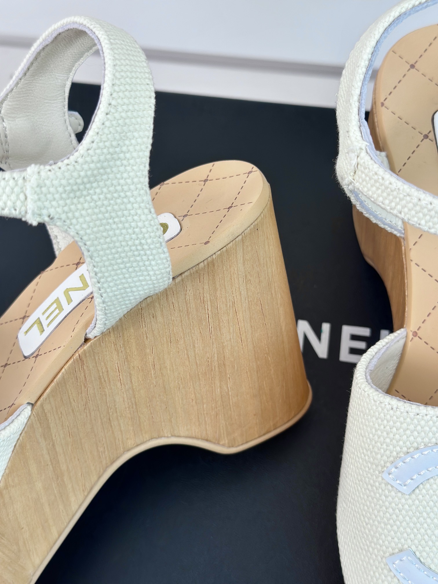 CHANE*小香24P新品木纹厚底凉鞋拖鞋系列！特殊的材料赋予它独特的新鲜感真的火到哪哪都断货一鞋难求啊