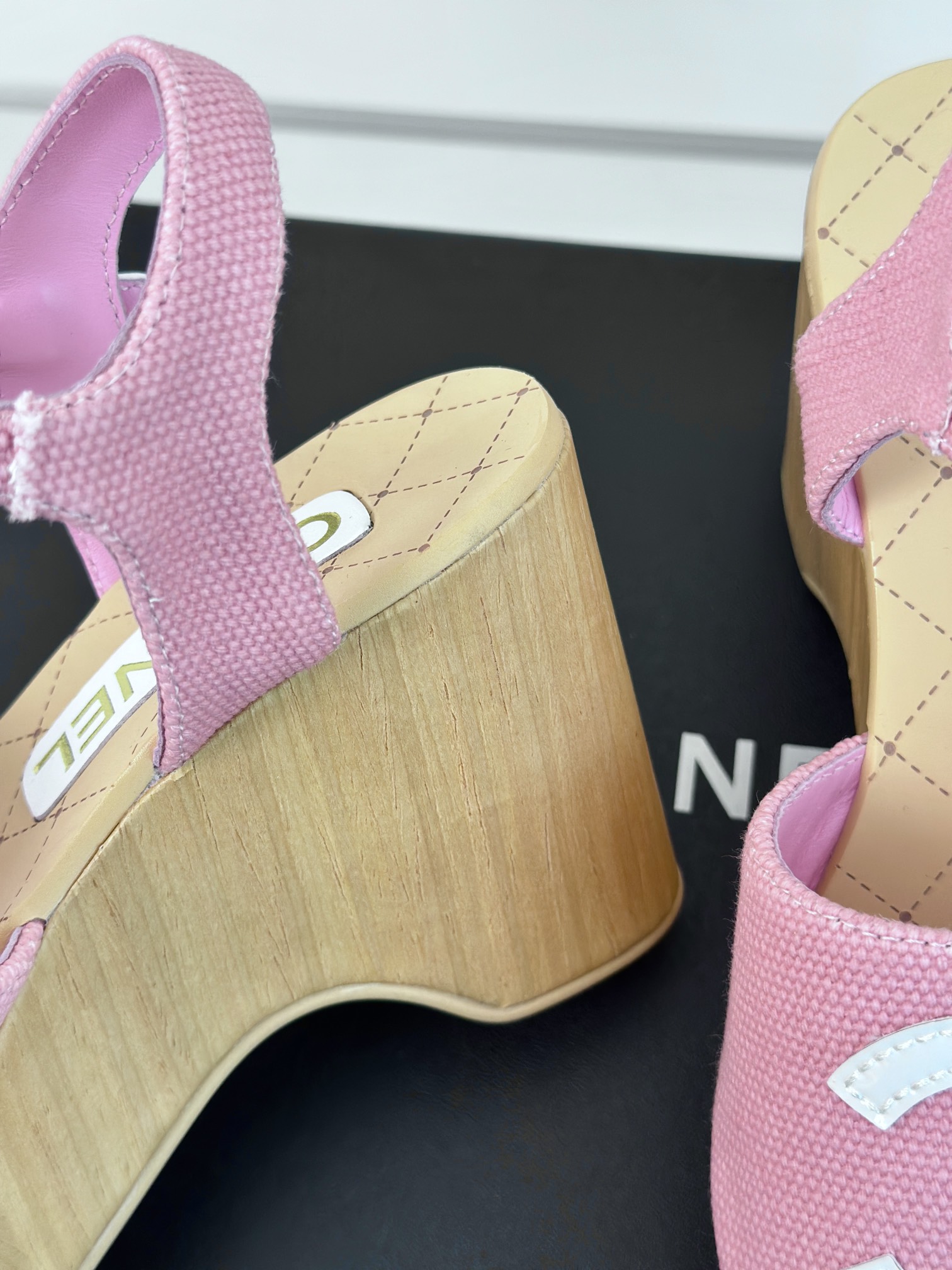 CHANE*小香24P新品木纹厚底凉鞋拖鞋系列！特殊的材料赋予它独特的新鲜感真的火到哪哪都断货一鞋难求啊