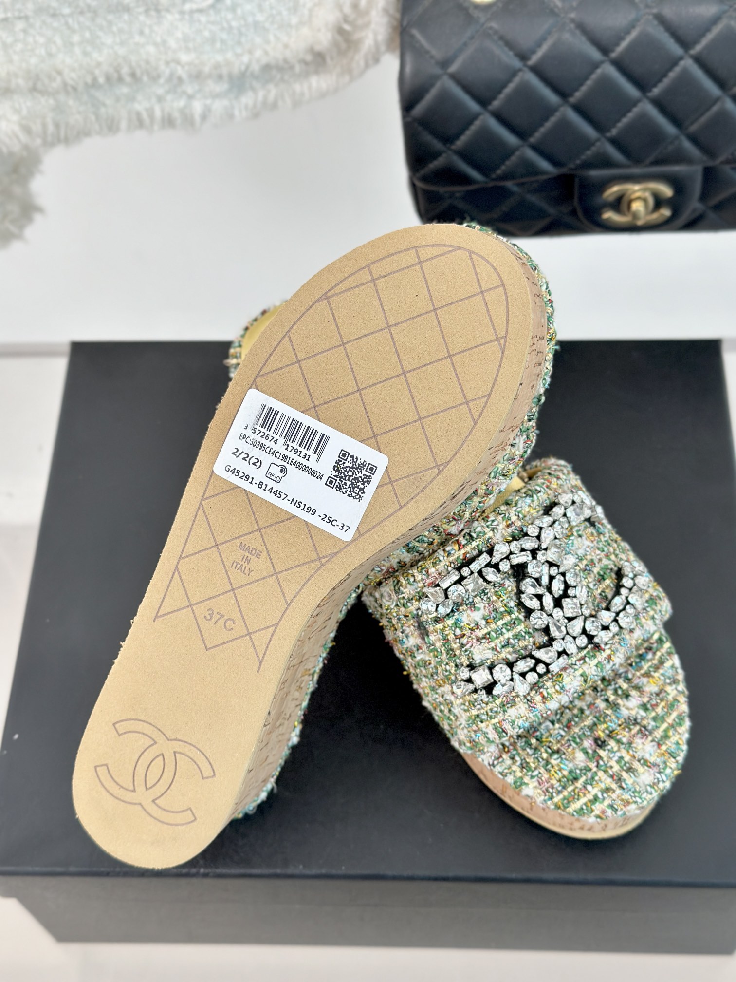 CHANE*小香24P新品木纹双C水钻厚底拖鞋特殊的材料赋予它独特的新鲜感真的火到哪哪都断货一鞋难求啊上