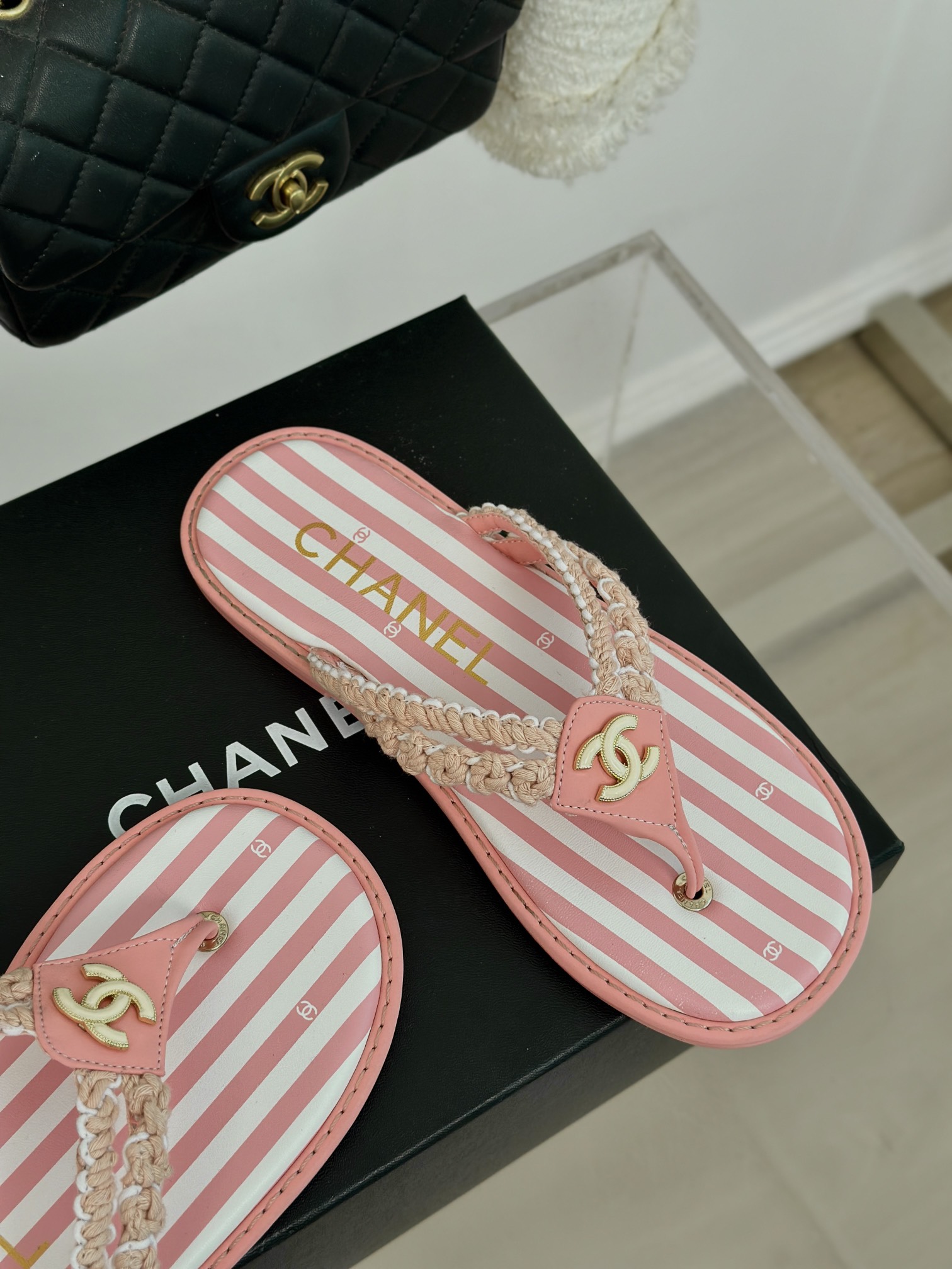 CHANE*小香24P新品针织双C夹脚人字拖鞋夏天一定要入的凉拖系列鞋面采用原版定制材质内里垫脚是丝绸羊