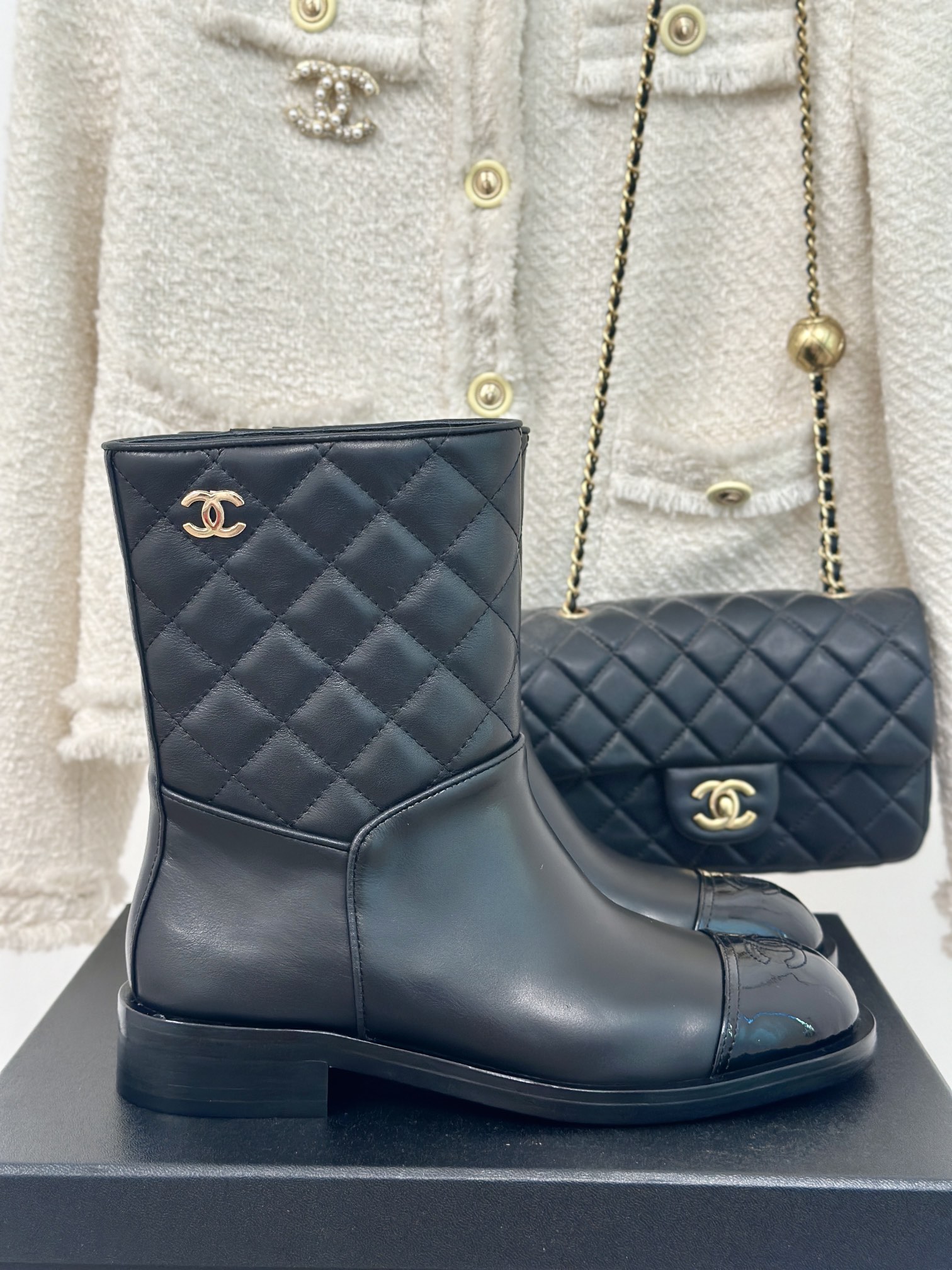 Chanel Botas cortas Empalme Piel de vaca Cuero Dermis oveja Seda Colección otoño – invierno Vintage