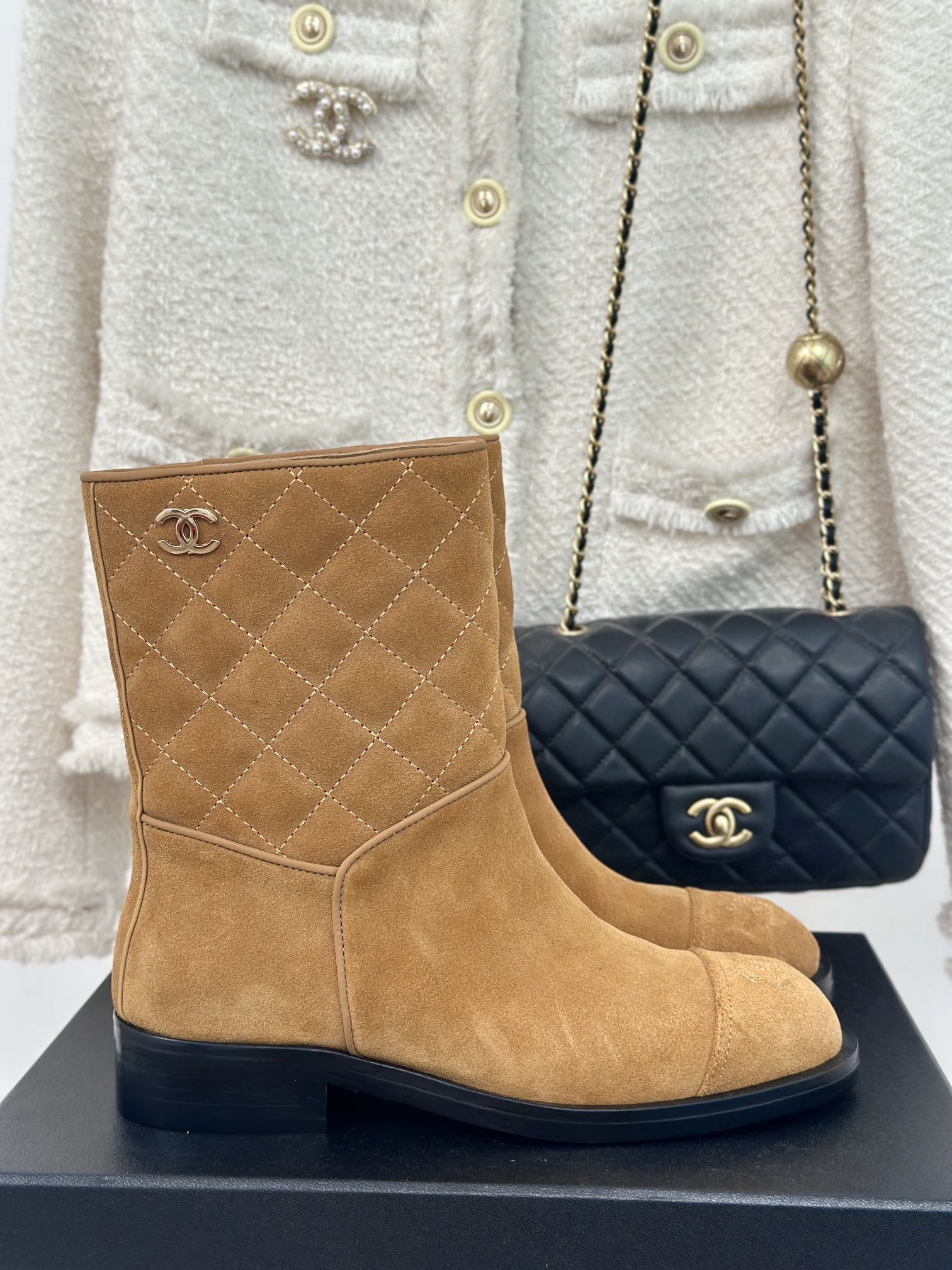 Chanel Botas cortas Empalme Piel de vaca Cuero Dermis oveja Seda Colección otoño – invierno Vintage