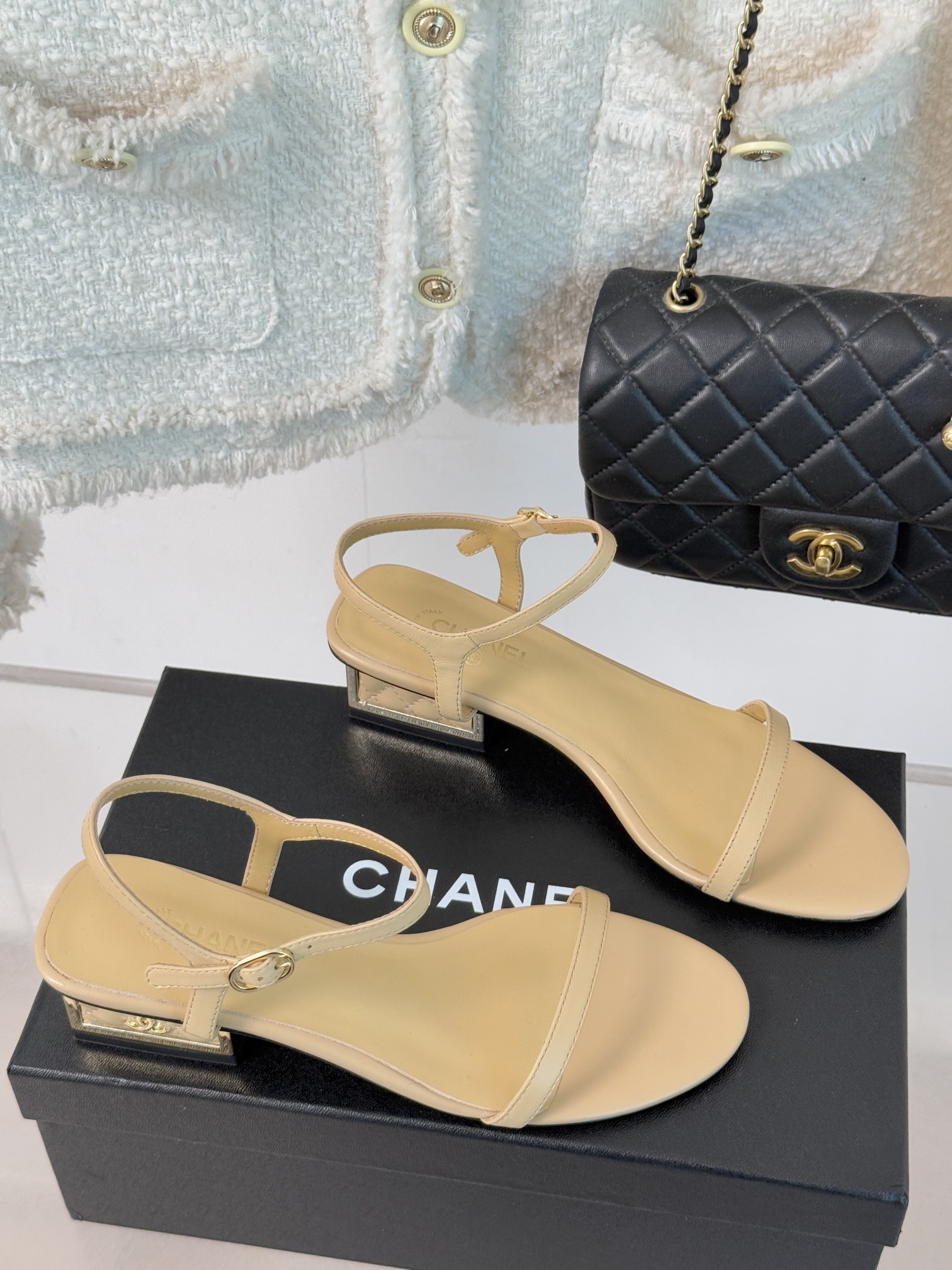 CHANE*小香早春新品一字带凉鞋简约精致高级感拉满面料采用进口小羊皮内里垫脚均为丝绸羊皮意大利进口牛皮