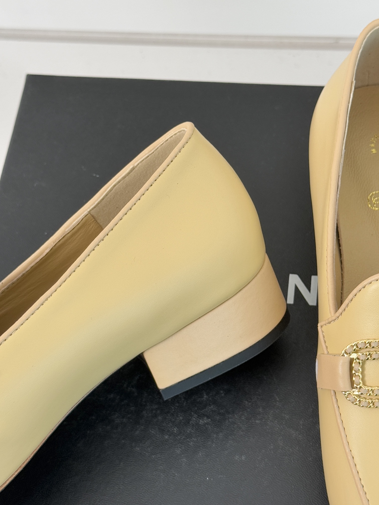 CHANE*小香25C早春新品双C链条扣粗跟乐福鞋满满的复古风秀气的鞋型看着就很讨喜圆中带点尖的鞋头衬托