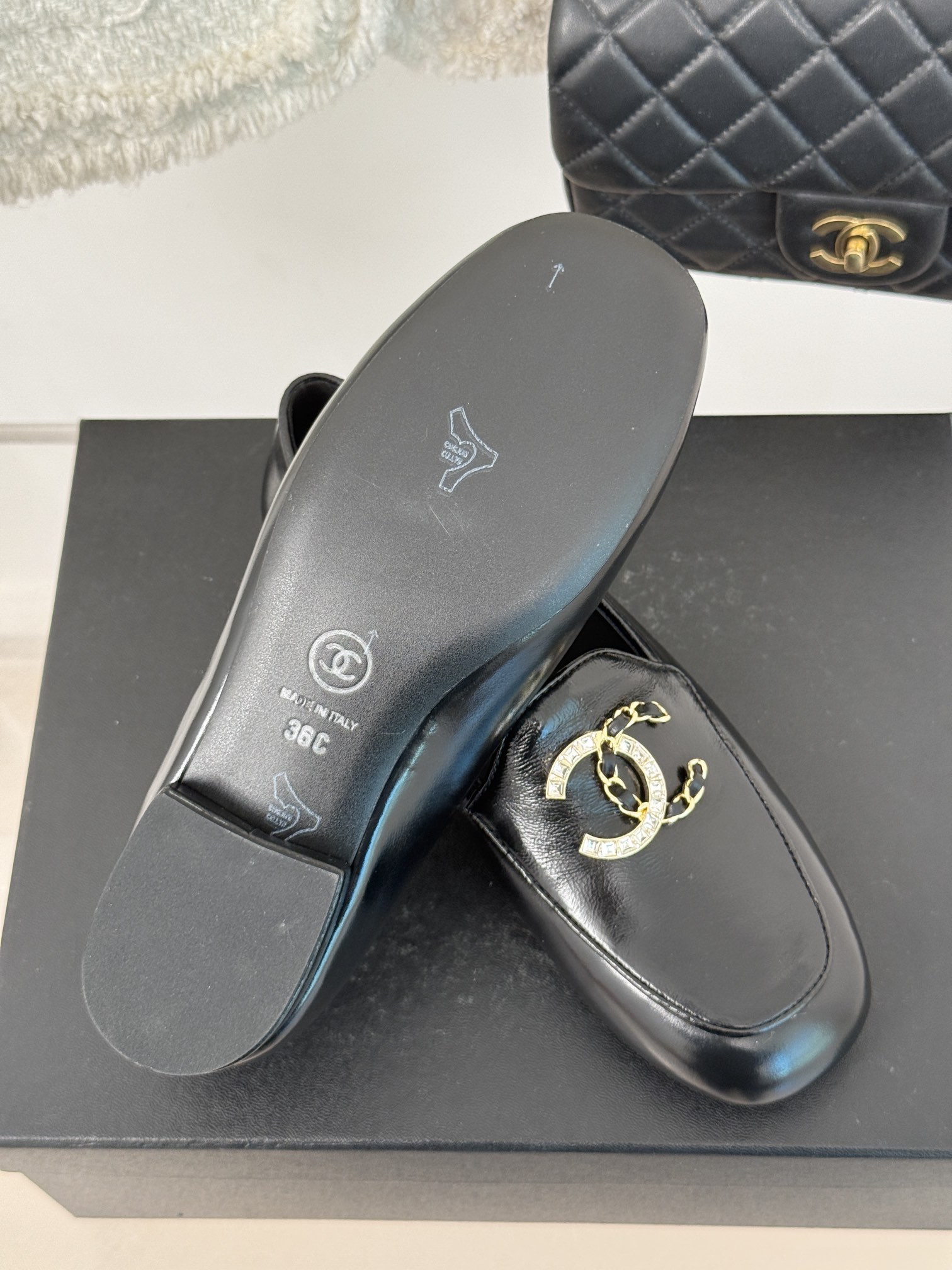 CHANE*小香25C早春新品大双C链条扣乐福鞋满满的复古风秀气的鞋型看着就很讨喜圆中带点尖的鞋头衬托脚