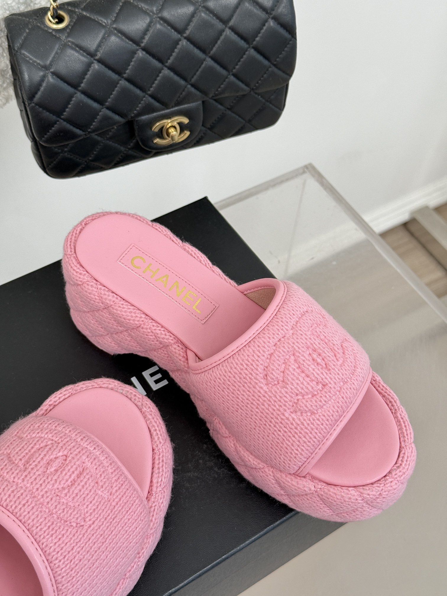 CHANE*小香25C早春针织双C复古厚底拖鞋好穿又出片的度假风凉拖️经典织面双C设计真的很精致舒适度一