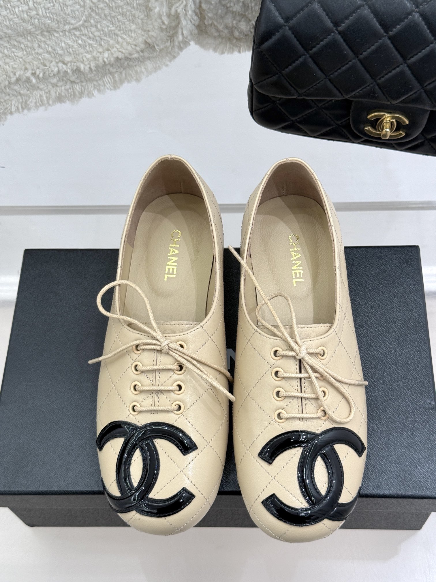 
CHANE*｜小香经典中古大双C菱格
小皮鞋
一起做个奶乖奶乖的香香女孩呀
看到这双鞋的时候我是直接原