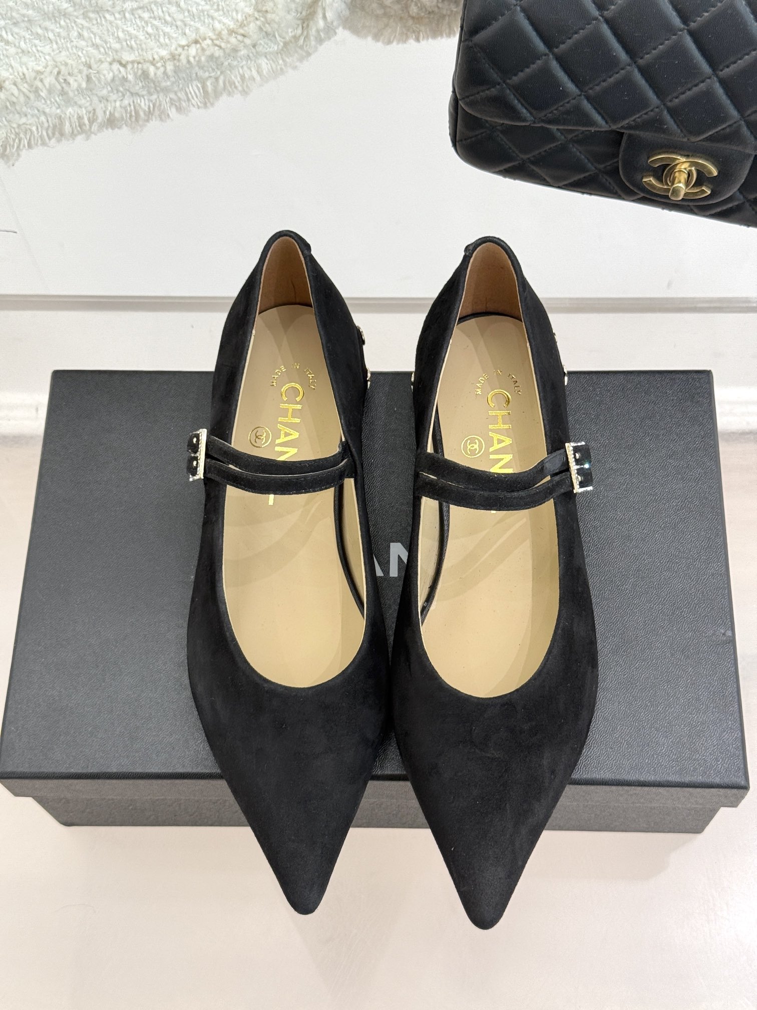 
CHANE*｜小香25C早春新品
尖头玛丽珍鞋
这款自带大小姐风气质
尖头更显女人味哦！
鞋面采用原版