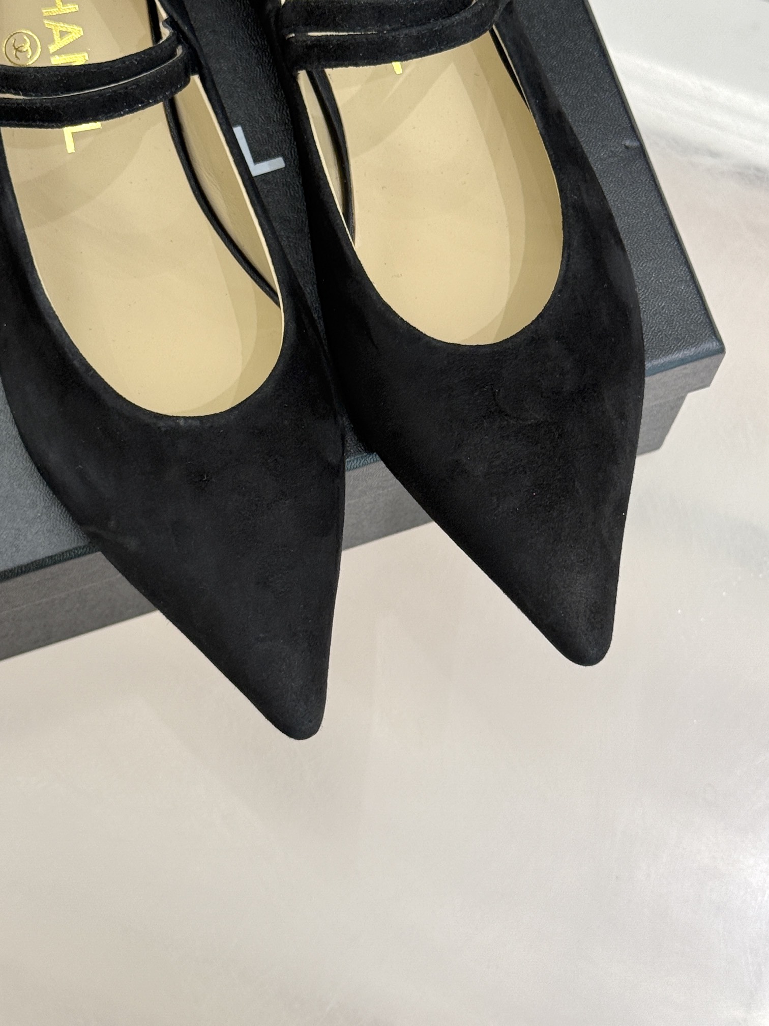 
CHANE*｜小香25C早春新品
尖头玛丽珍鞋
这款自带大小姐风气质
尖头更显女人味哦！
鞋面采用原版