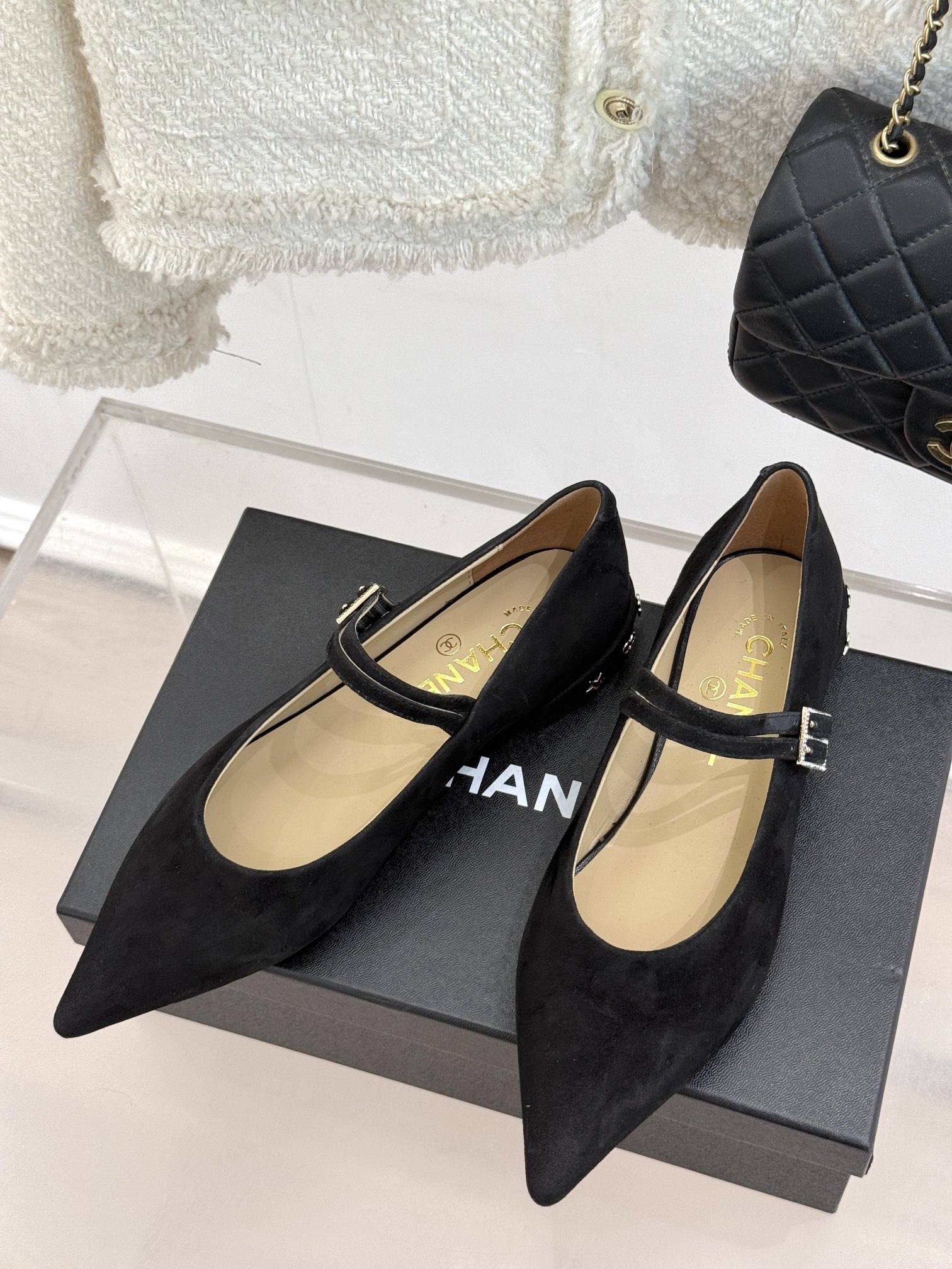 
CHANE*｜小香25C早春新品
尖头玛丽珍鞋
这款自带大小姐风气质
尖头更显女人味哦！
鞋面采用原版