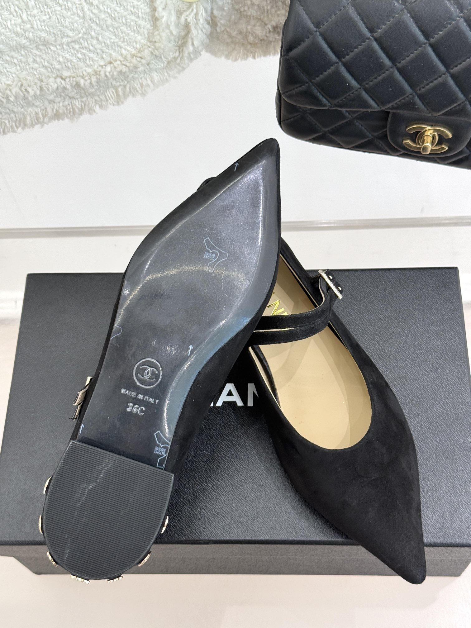
CHANE*｜小香25C早春新品
尖头玛丽珍鞋
这款自带大小姐风气质
尖头更显女人味哦！
鞋面采用原版