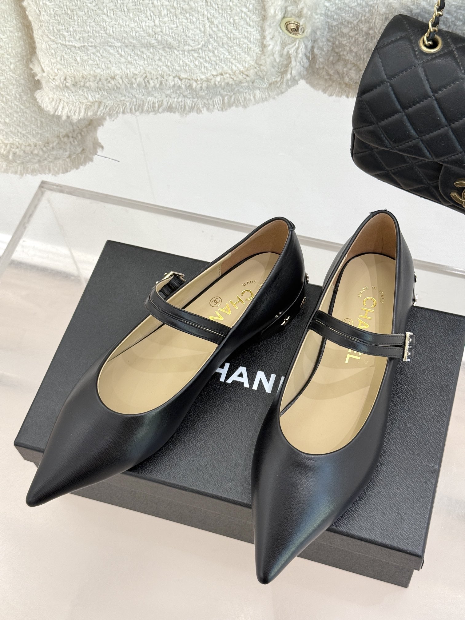 
CHANE*｜小香25C早春新品
尖头玛丽珍鞋
这款自带大小姐风气质
尖头更显女人味哦！
鞋面采用原版