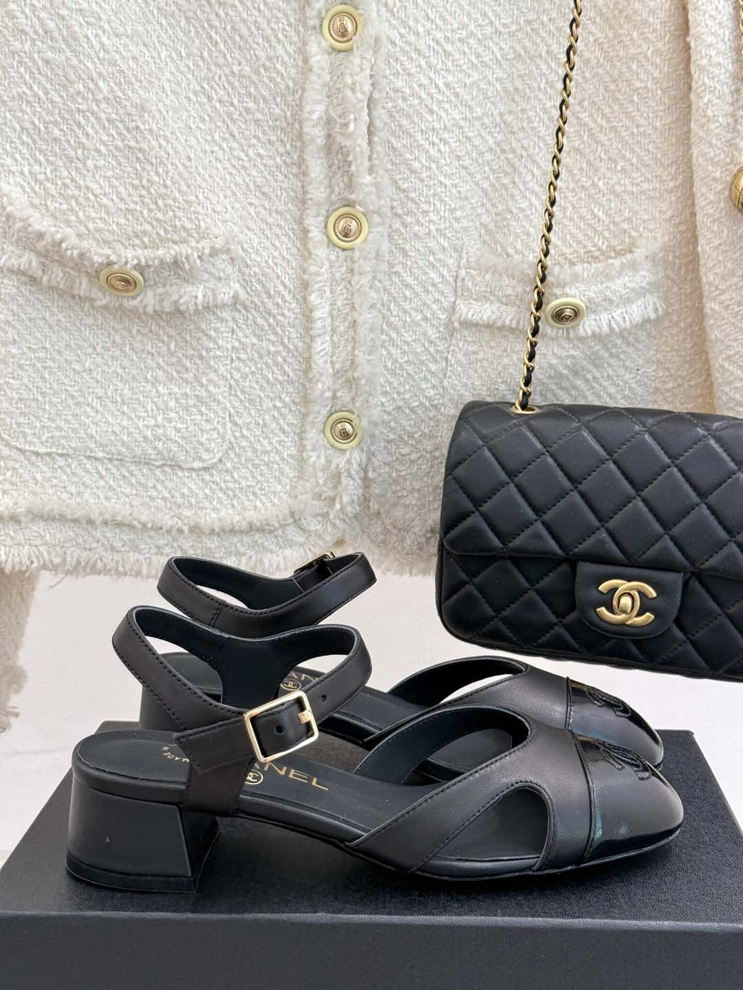 
CHANE*｜小香25C新品
拼色双C粗跟凉鞋
鞋面采用进口小牛漆皮
内里踮脚均为丝绸羊皮
意大利进口