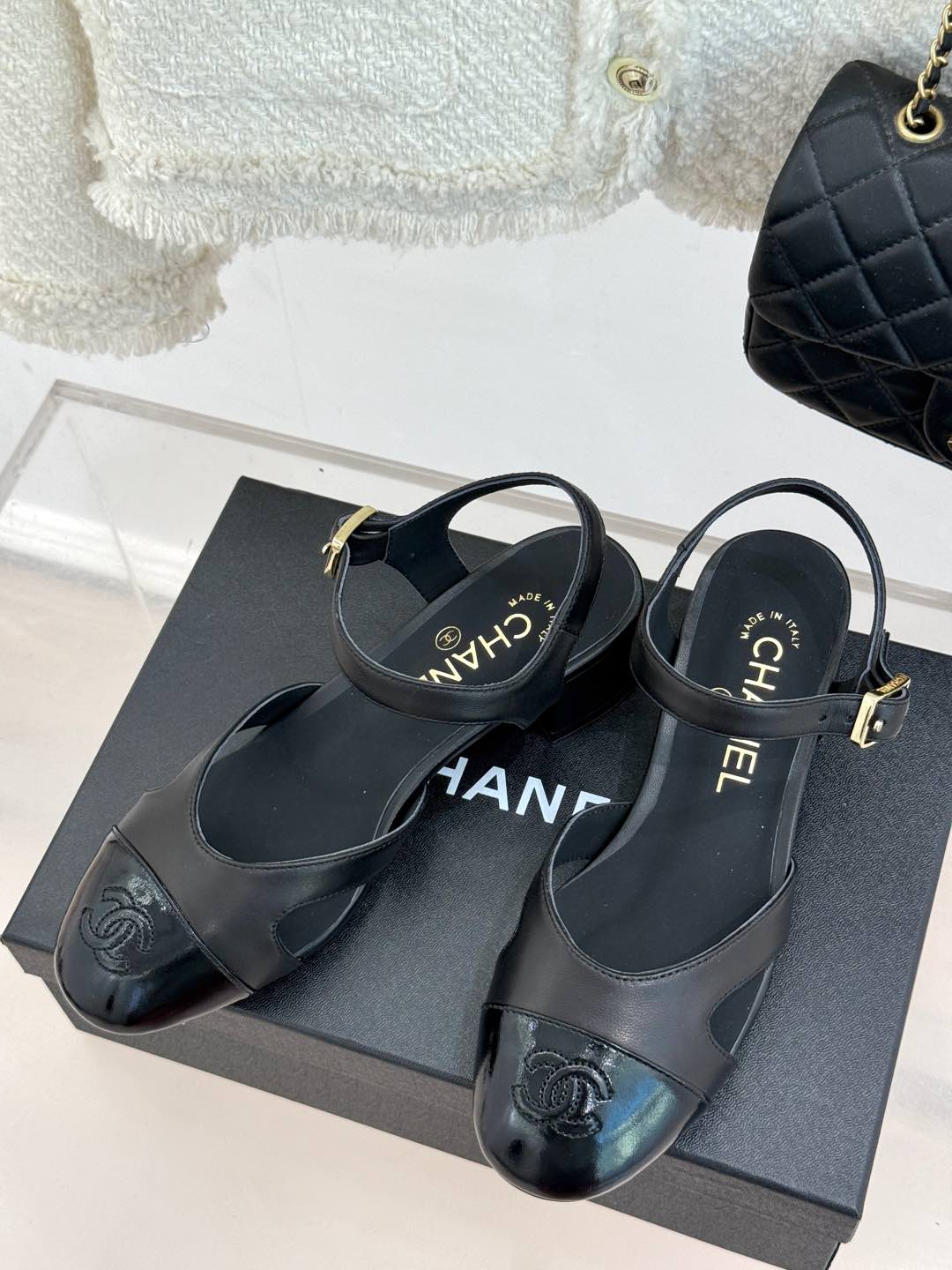 
CHANE*｜小香25C新品
拼色双C粗跟凉鞋
鞋面采用进口小牛漆皮
内里踮脚均为丝绸羊皮
意大利进口